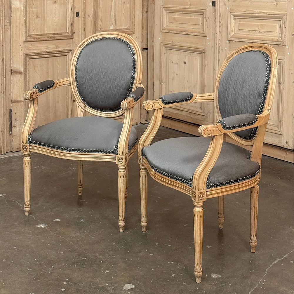 Paire de fauteuils anciens Louis XVI ~ Fauteuils au design intemporel et à la finition contemporaine.  Les cadres en érable massif ont été subtilement antiqués mais conservent leur couleur naturelle pour un effet visuel plus léger.  L'architecture