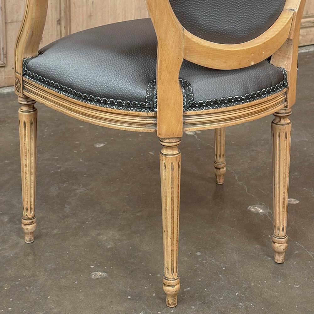 Paire d'anciens fauteuils Louis XVI français ~ Fauteuils en vente 13