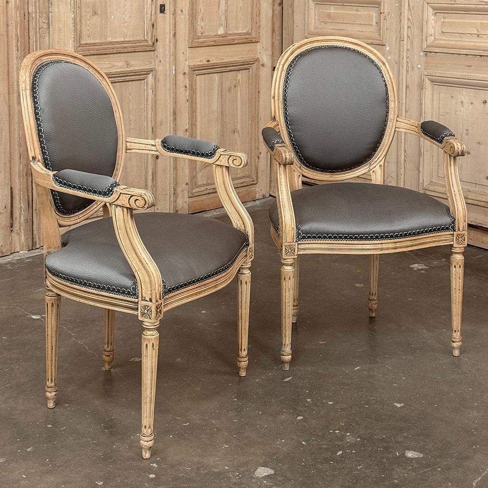 Français Paire d'anciens fauteuils Louis XVI français ~ Fauteuils en vente