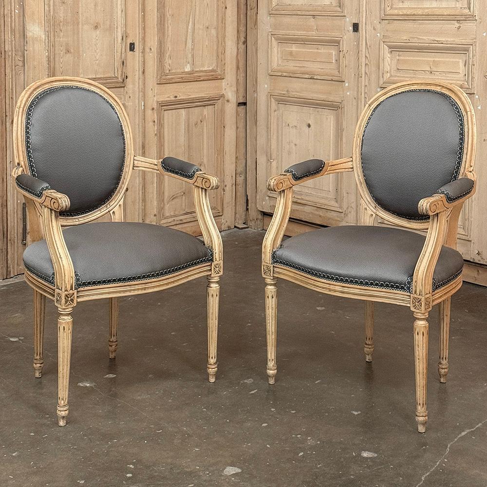 Fait main Paire d'anciens fauteuils Louis XVI français ~ Fauteuils en vente