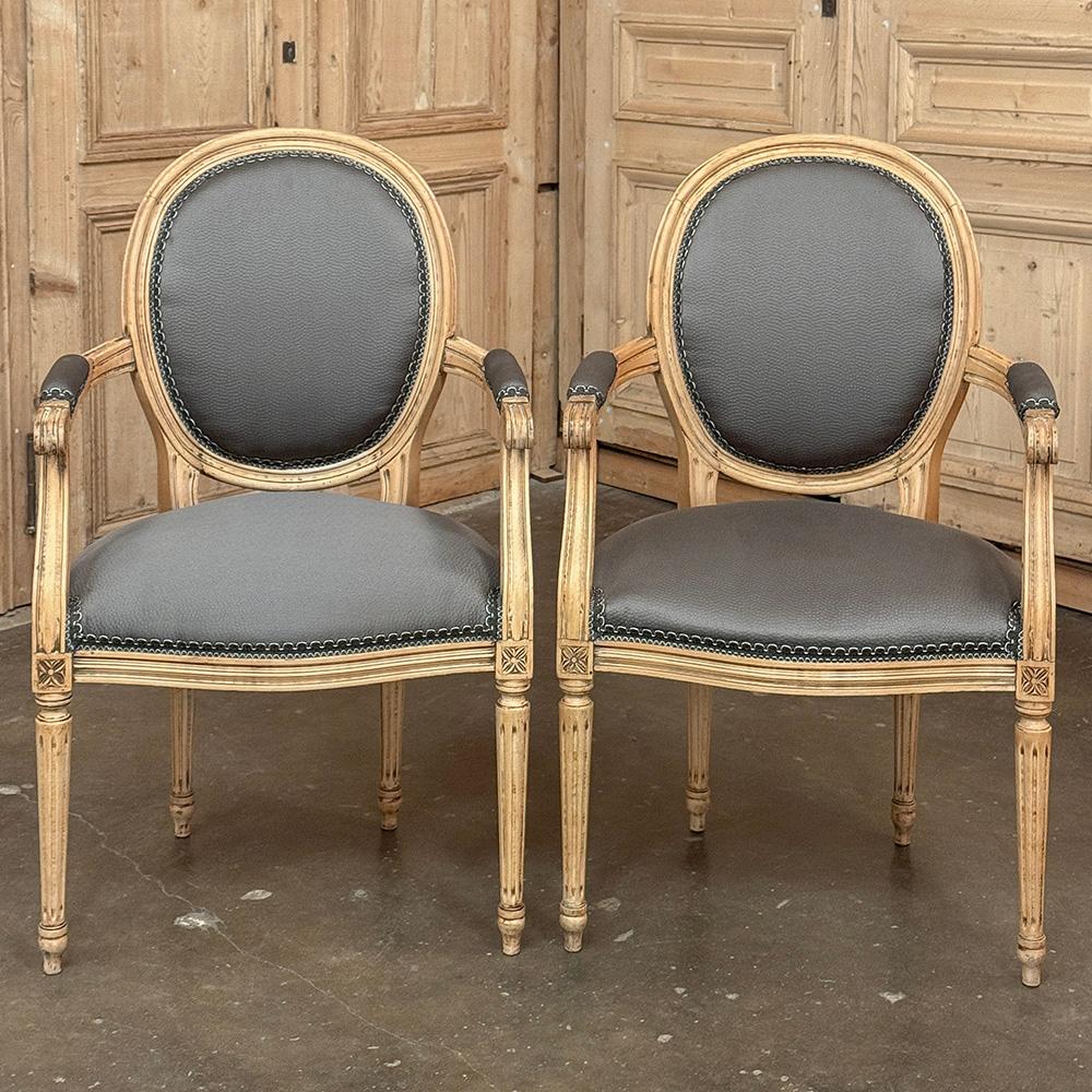 Paire d'anciens fauteuils Louis XVI français ~ Fauteuils Bon état - En vente à Dallas, TX
