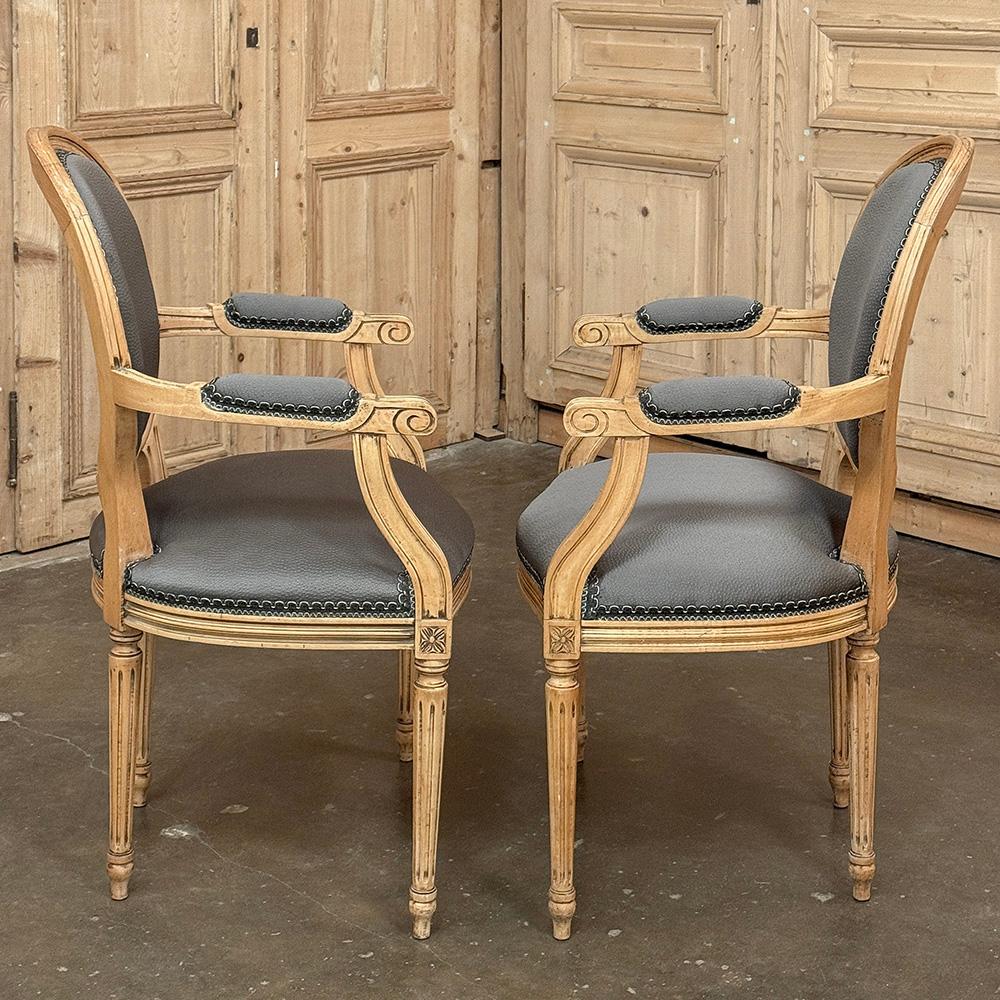 20ième siècle Paire d'anciens fauteuils Louis XVI français ~ Fauteuils en vente