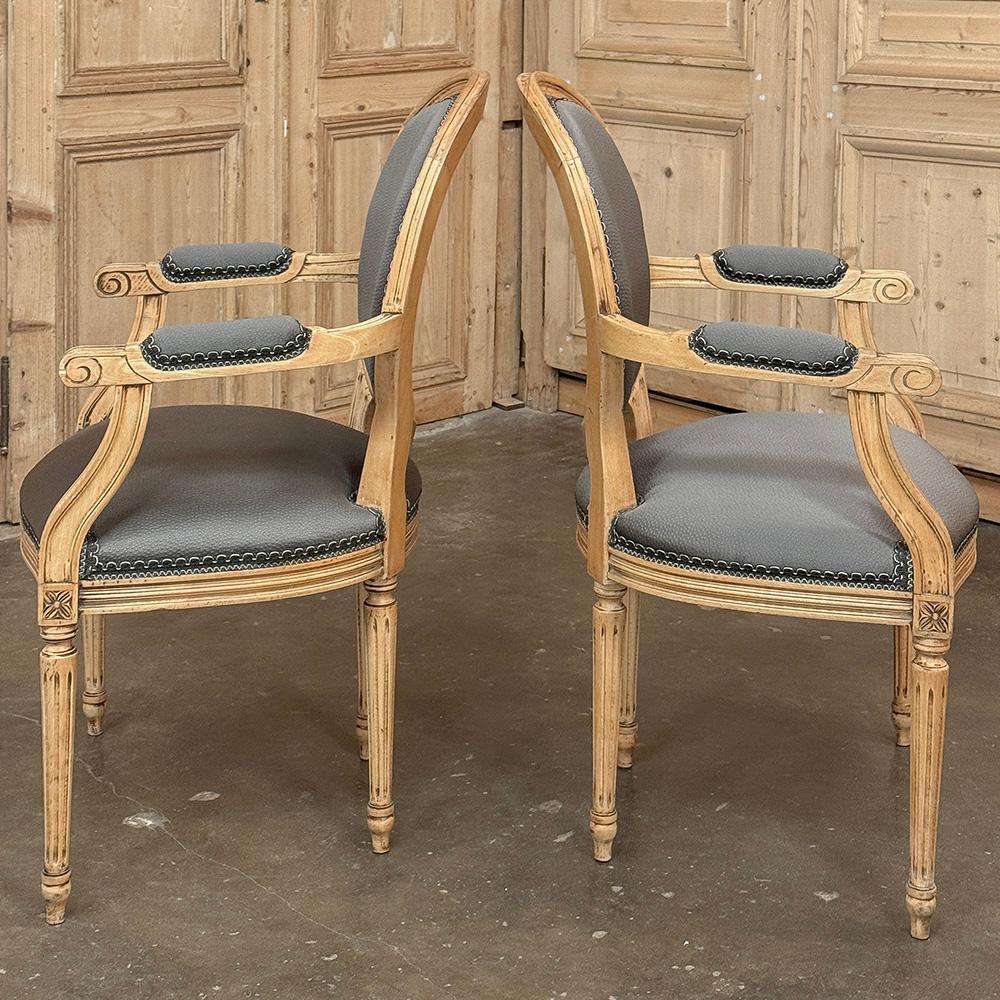 Imitation cuir Paire d'anciens fauteuils Louis XVI français ~ Fauteuils en vente