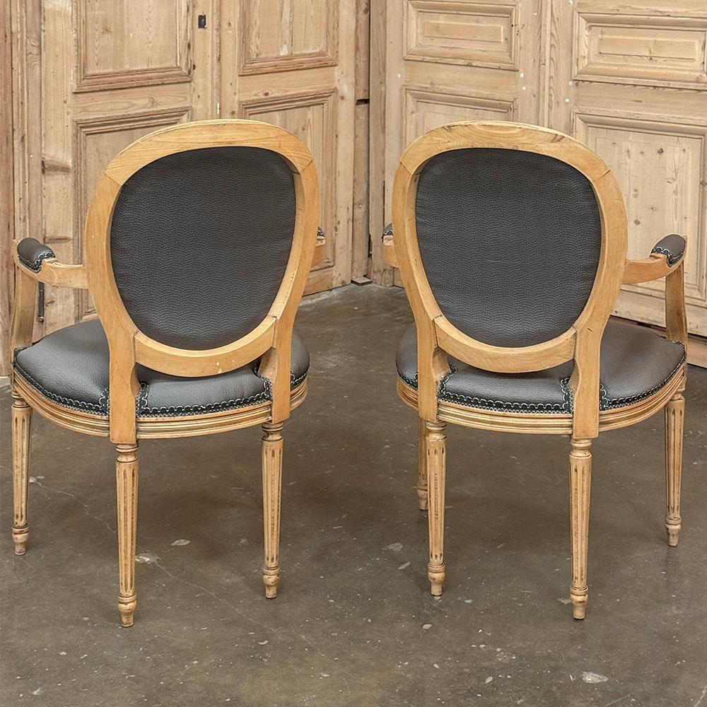 Paire d'anciens fauteuils Louis XVI français ~ Fauteuils en vente 1