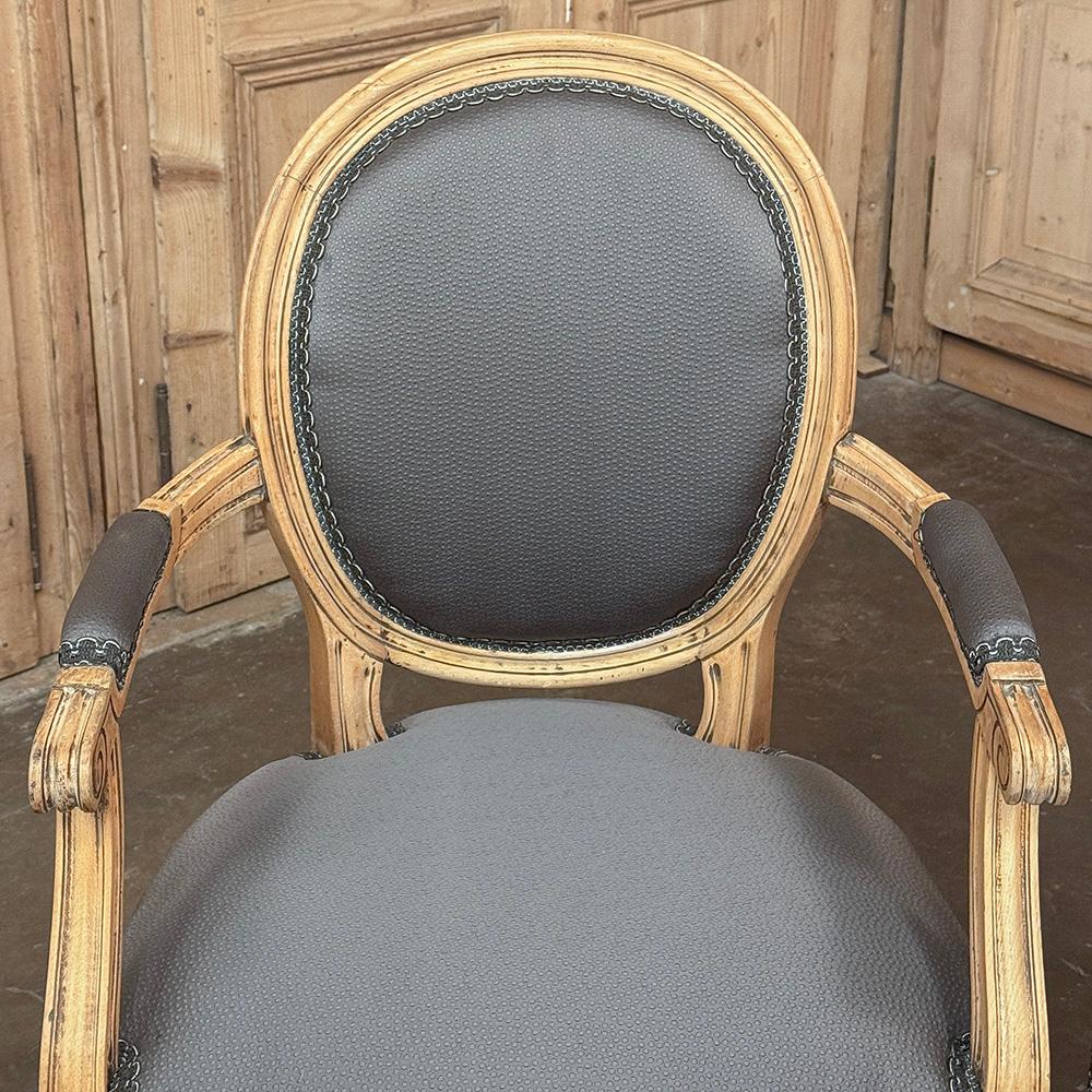 Paire d'anciens fauteuils Louis XVI français ~ Fauteuils en vente 2