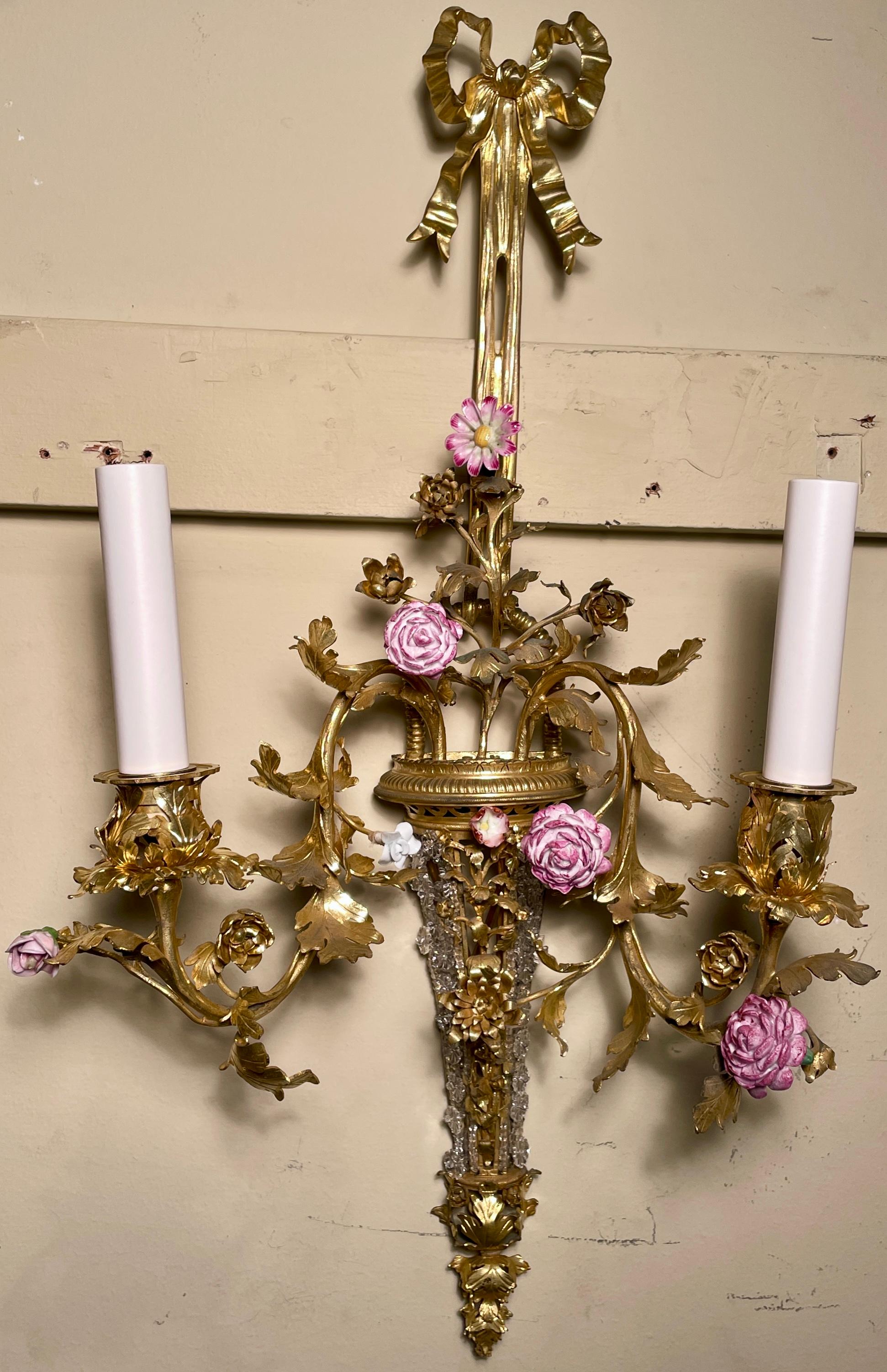 Paar antike französische Louis XVI Bronze d'ore Wandleuchten mit Dresdener Porzellan Blumen.