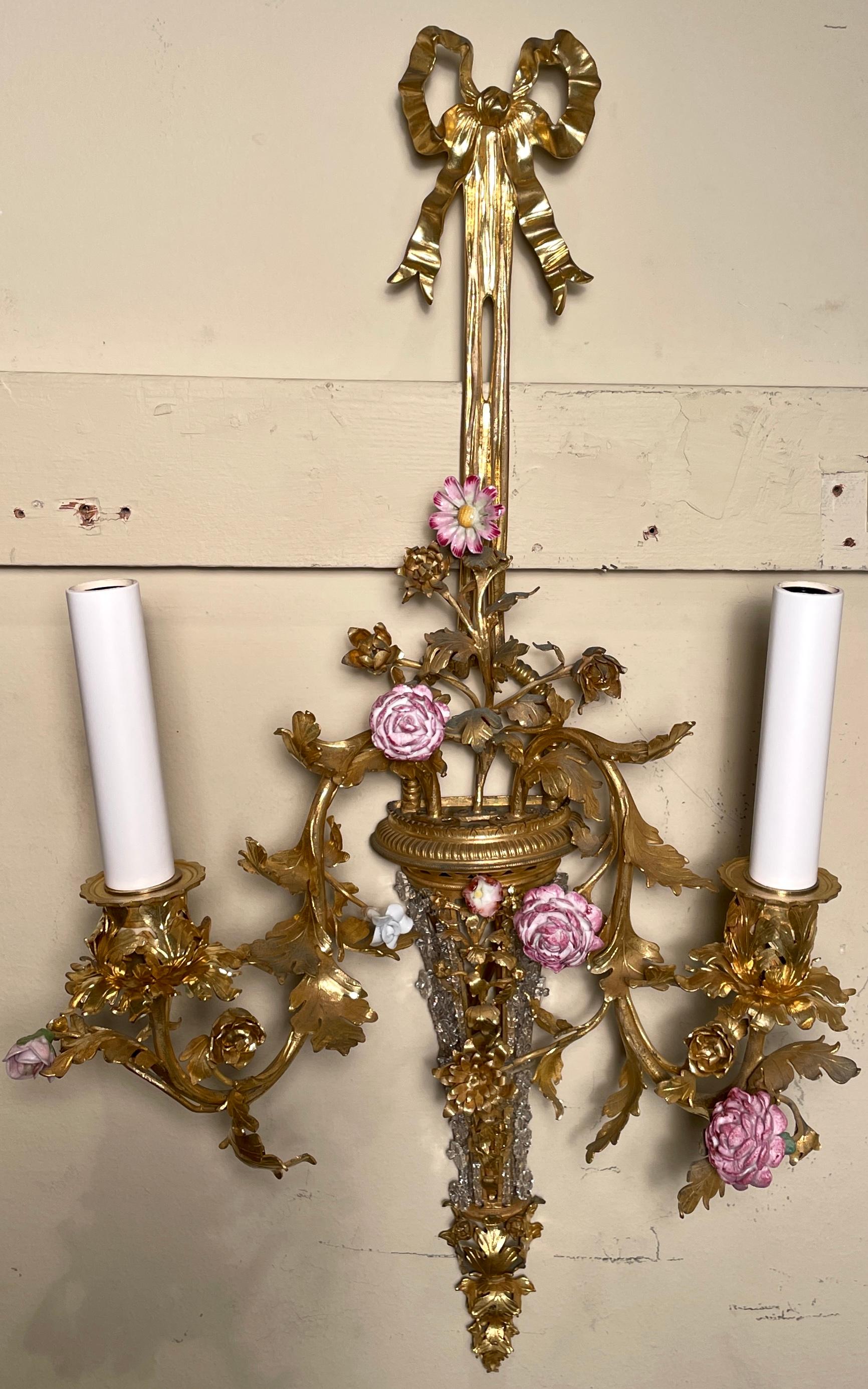Paar antike französische Louis XVI Bronze D' Ore & Dresden Porcelain Flower Sconces (Louis XVI.)