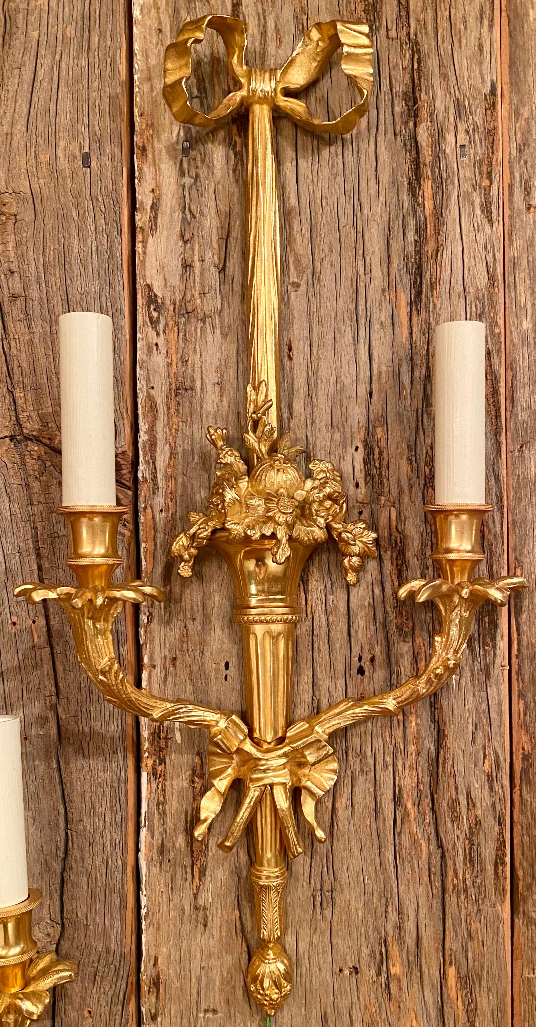 Pareja de apliques de pared Antique French Louis XVI Bronze D' Ore, Circa 1900.