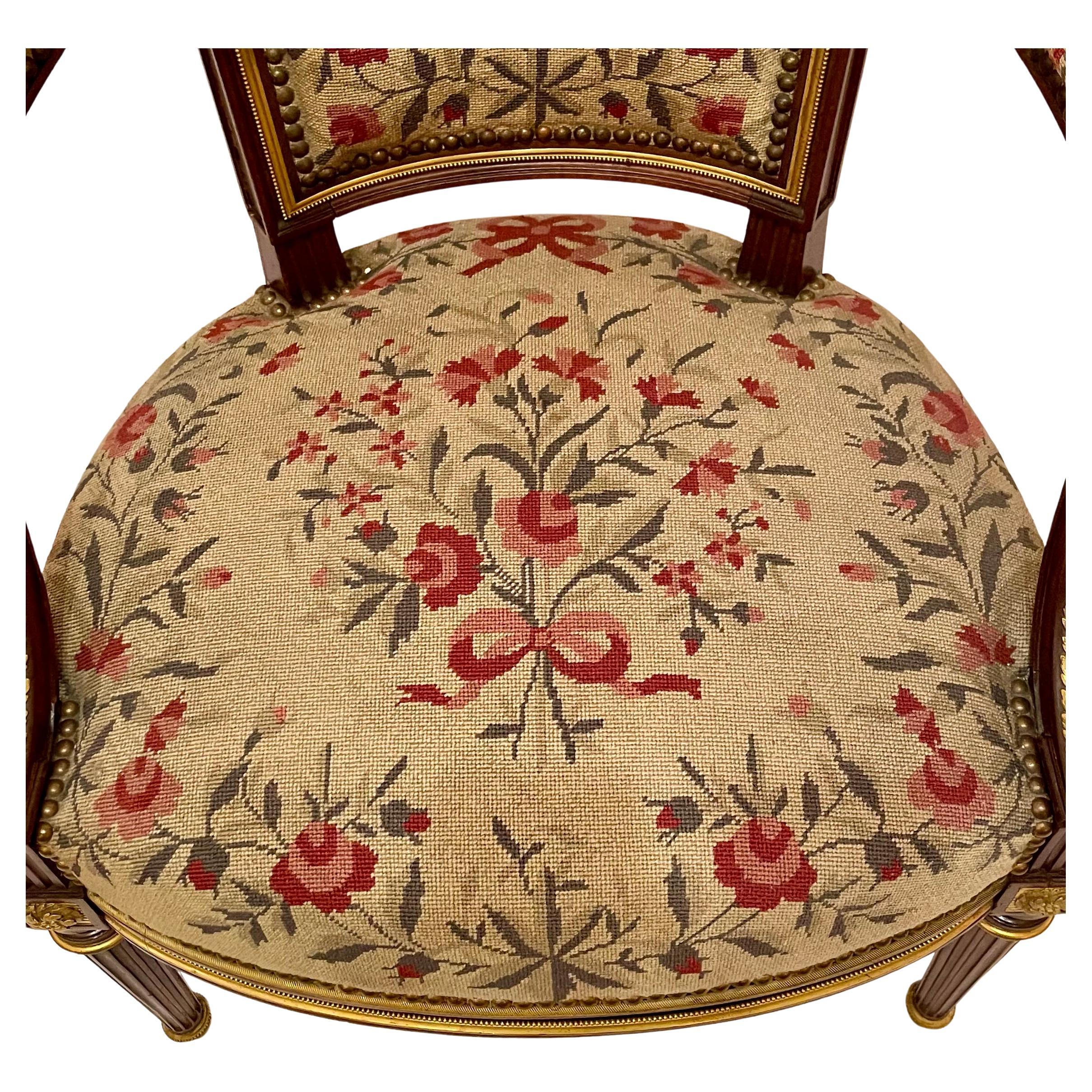 Coppia di poltrone francesi Luigi XVI con montatura in bronzo, CIRCA 1890. In condizioni buone in vendita a New Orleans, LA