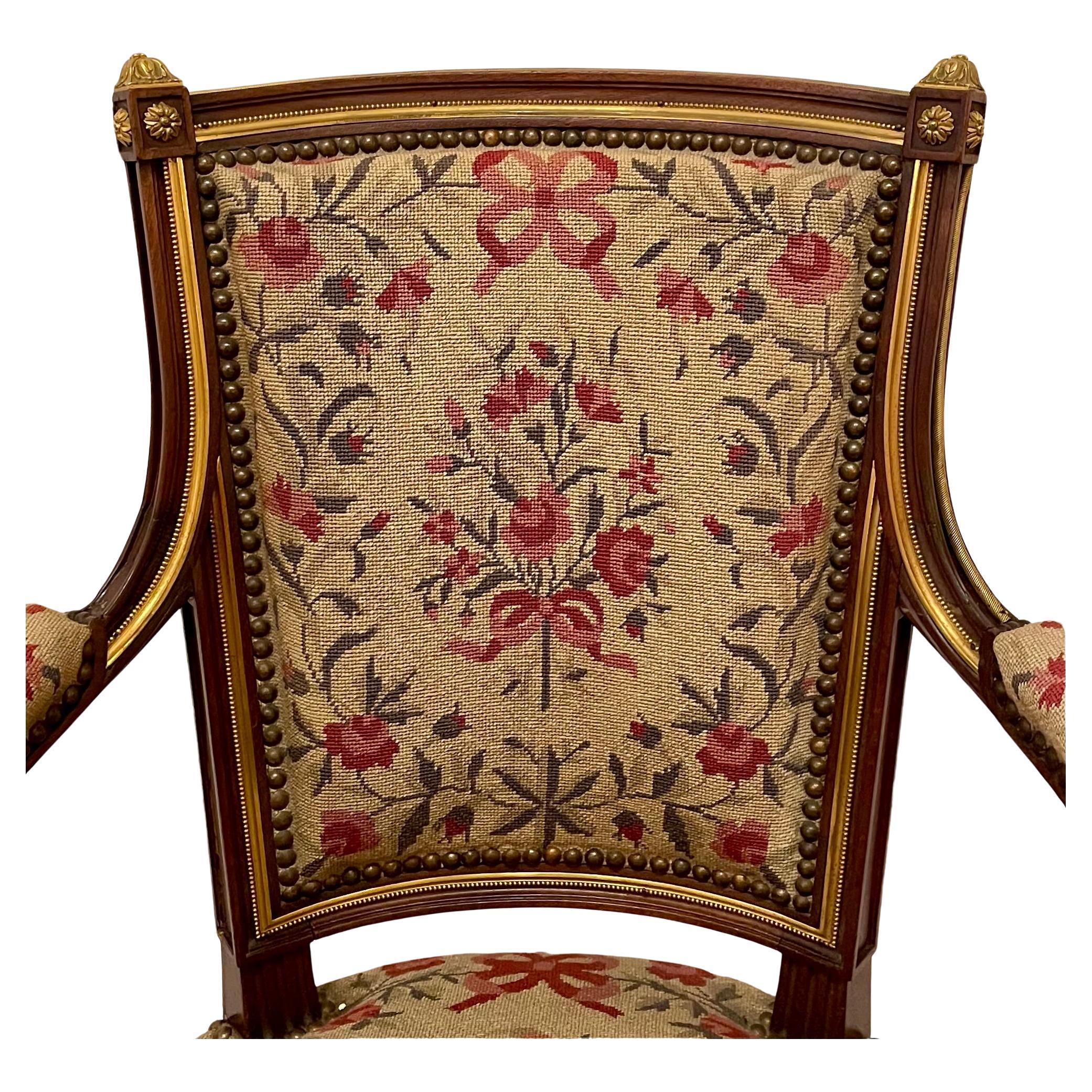 XIX secolo Coppia di poltrone francesi Luigi XVI con montatura in bronzo, CIRCA 1890. in vendita