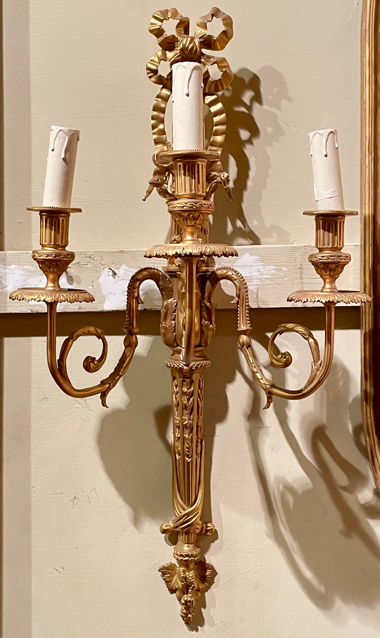 Coppia di antiche appliques francesi Luigi XVI in bronzo, circa 1890.