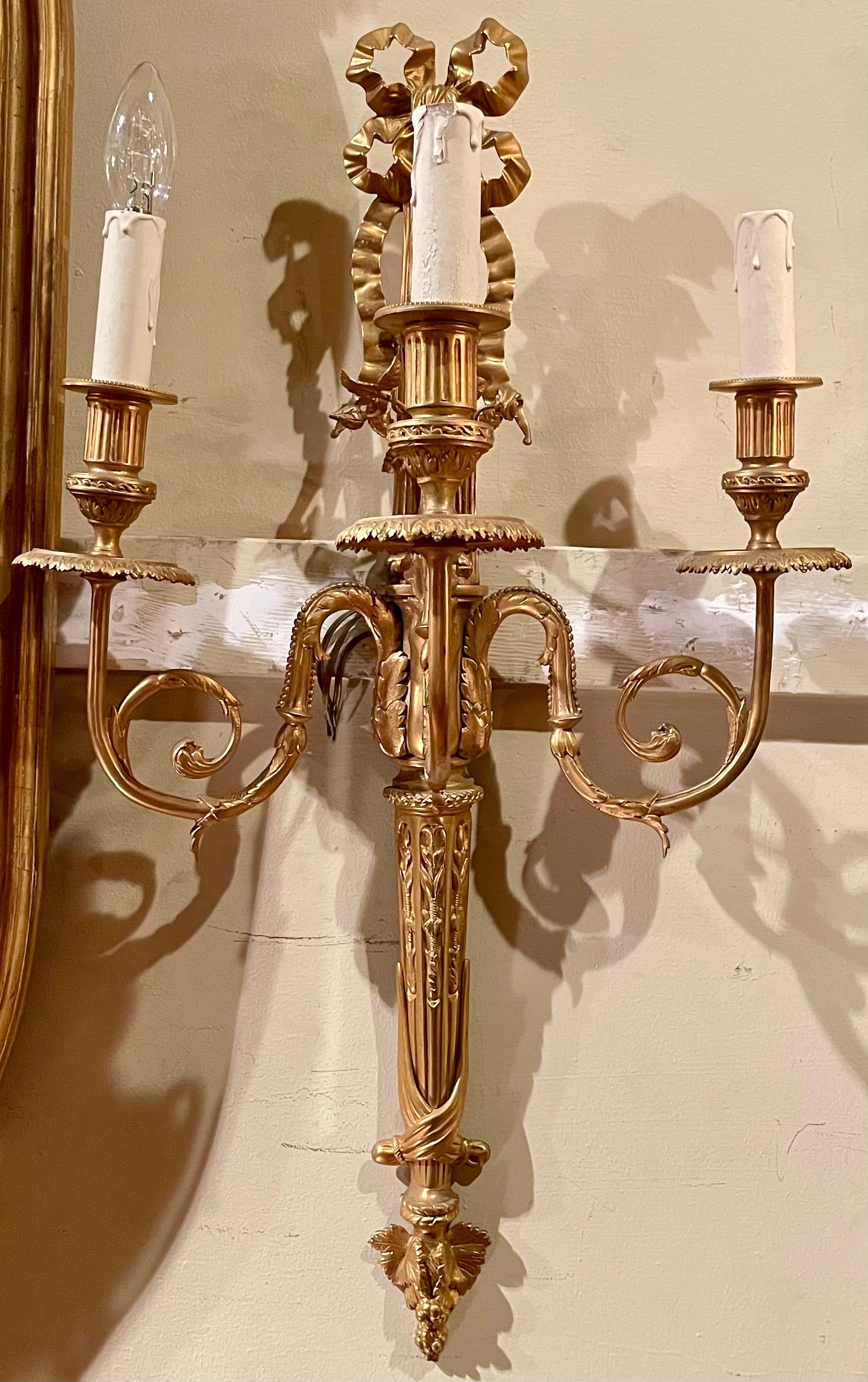 Francese Coppia di antiche lampade da parete in bronzo Luigi XVI, CIRCA 1890. in vendita