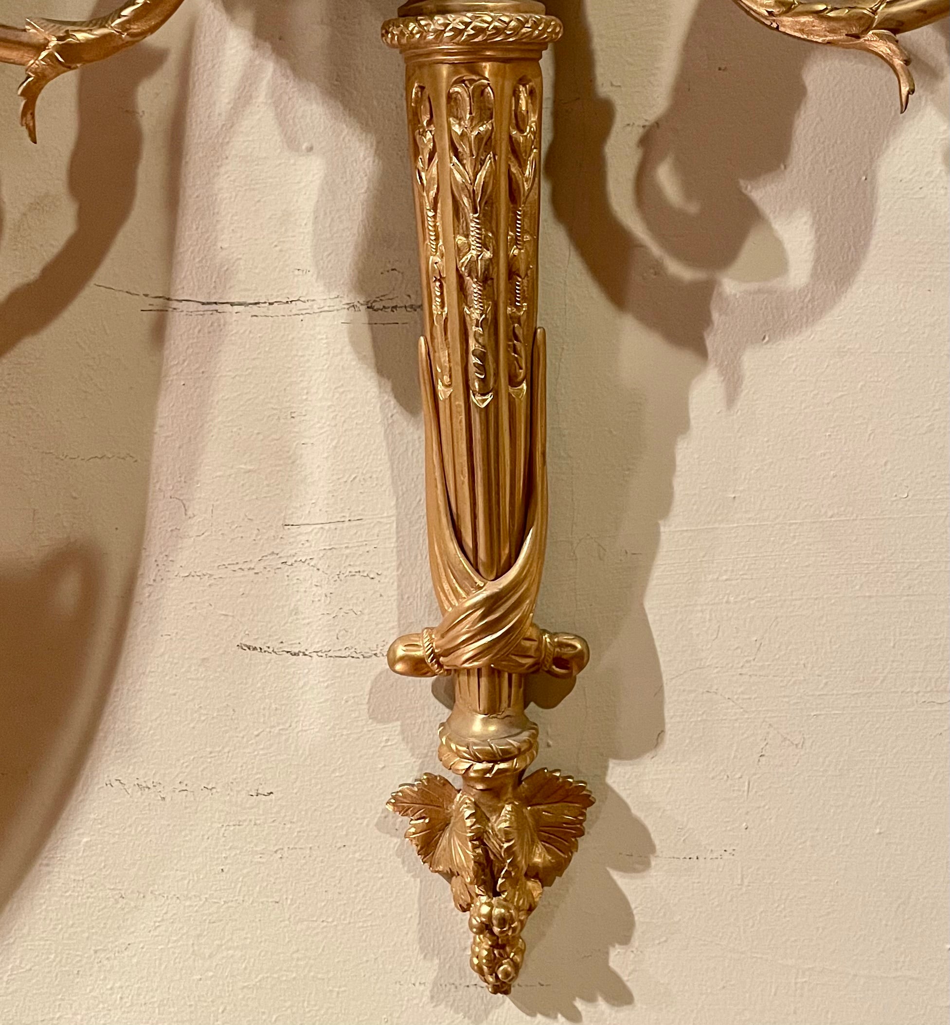 Coppia di antiche lampade da parete in bronzo Luigi XVI, CIRCA 1890. In condizioni buone in vendita a New Orleans, LA