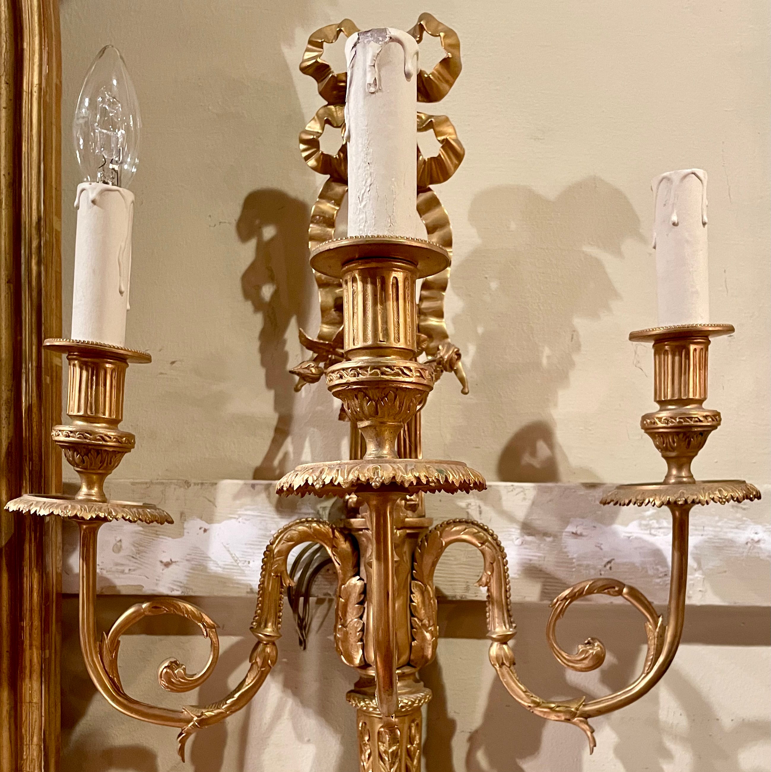 Bronzo Coppia di antiche lampade da parete in bronzo Luigi XVI, CIRCA 1890. in vendita