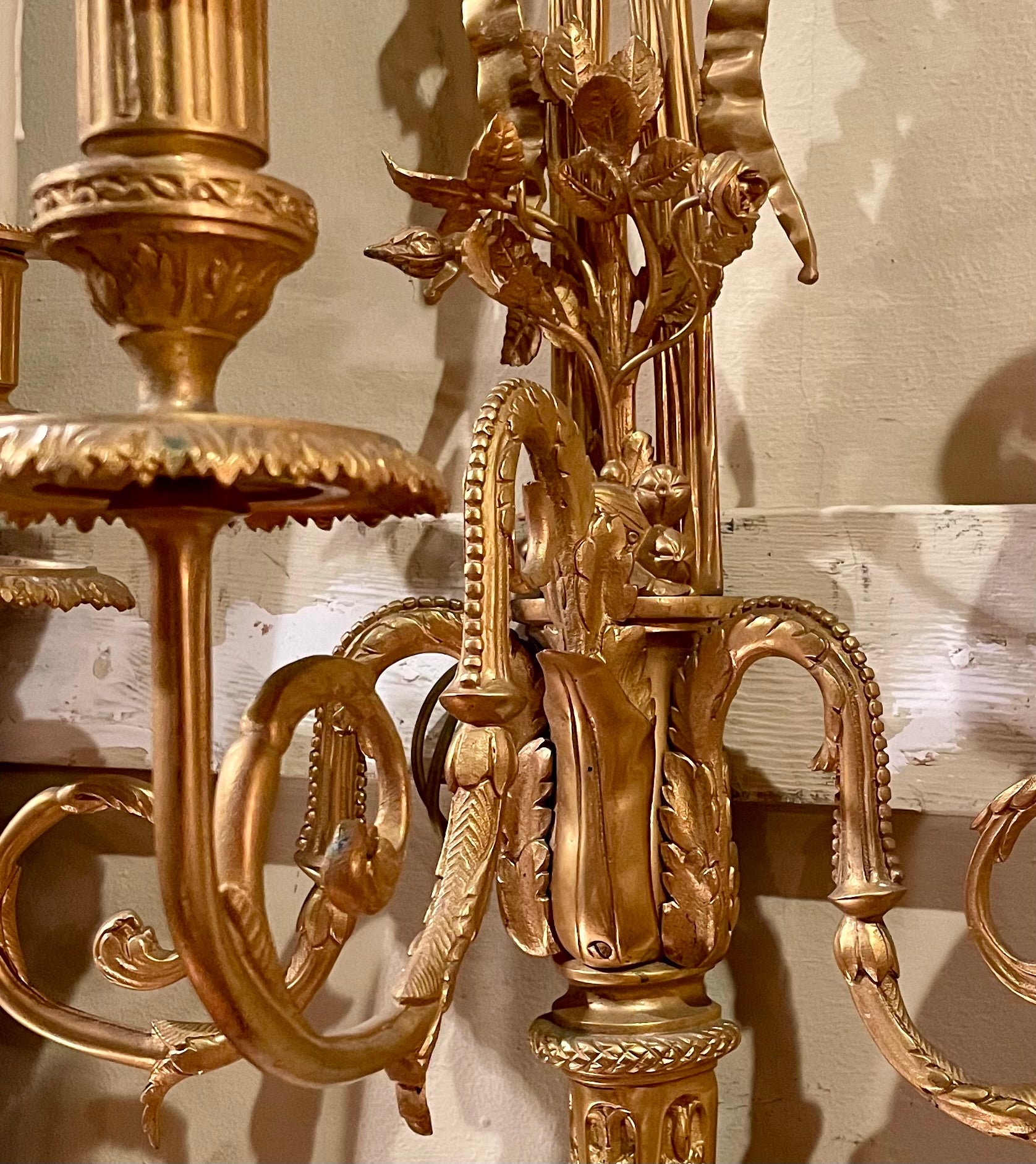 Coppia di antiche lampade da parete in bronzo Luigi XVI, CIRCA 1890. in vendita 1