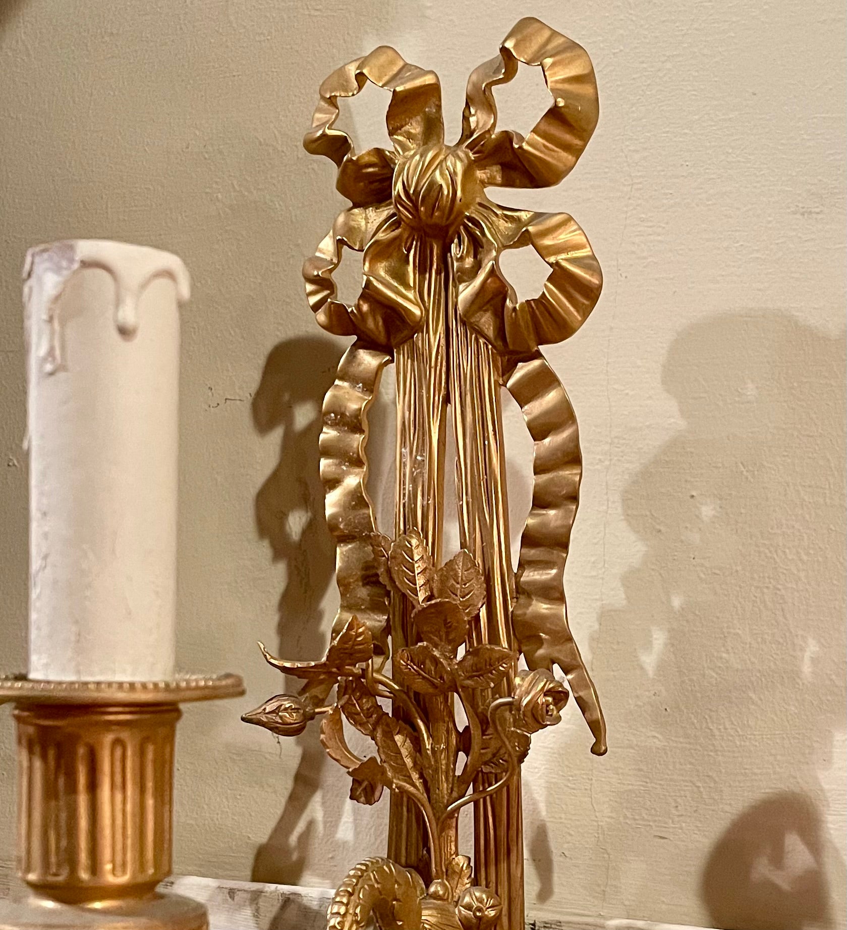 Coppia di antiche lampade da parete in bronzo Luigi XVI, CIRCA 1890. in vendita 2