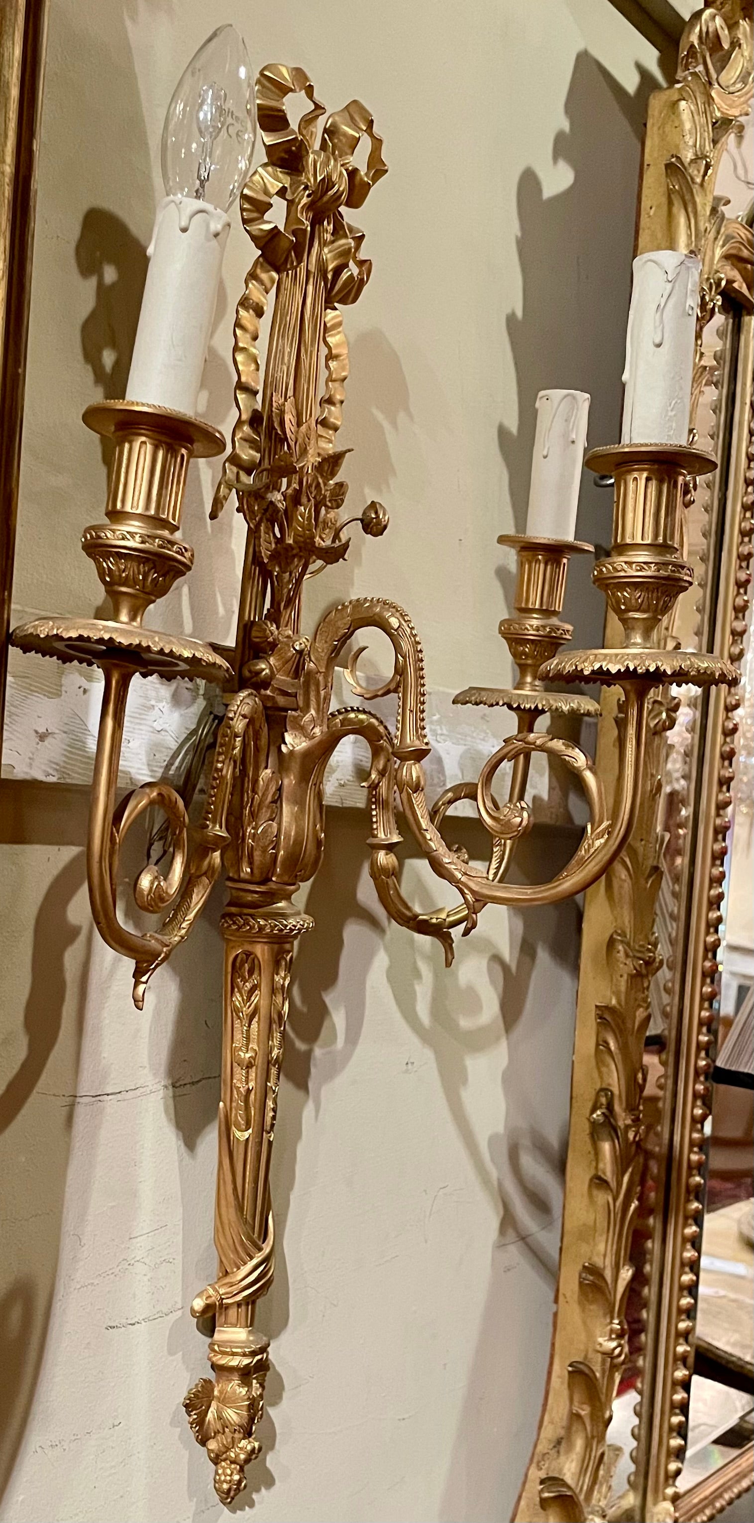 Coppia di antiche lampade da parete in bronzo Luigi XVI, CIRCA 1890. in vendita 3