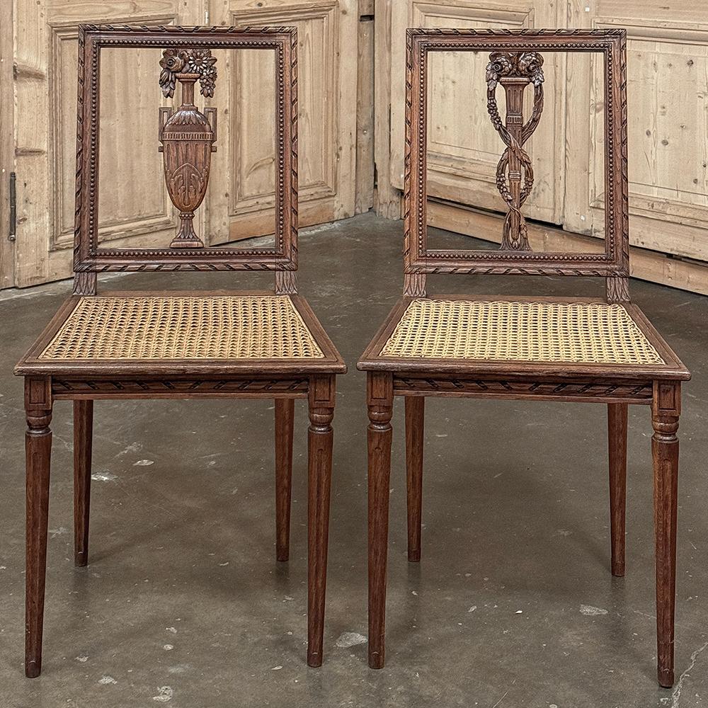Paar antike französische Louis XVI Beistellstühle mit Kanapees im Zustand „Gut“ im Angebot in Dallas, TX