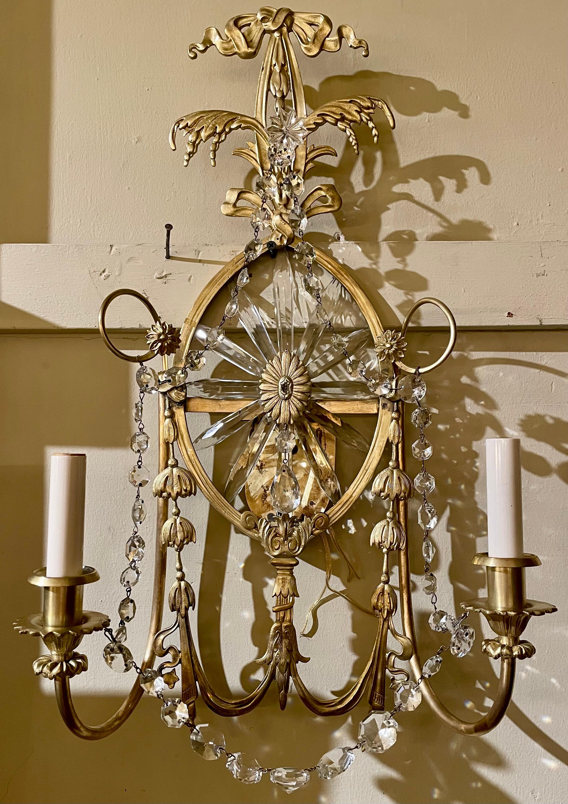 Coppia di antiche lampade da parete francesi Luigi XVI in bronzo dorato e cristallo, CIRCA 1890. In condizioni buone in vendita a New Orleans, LA