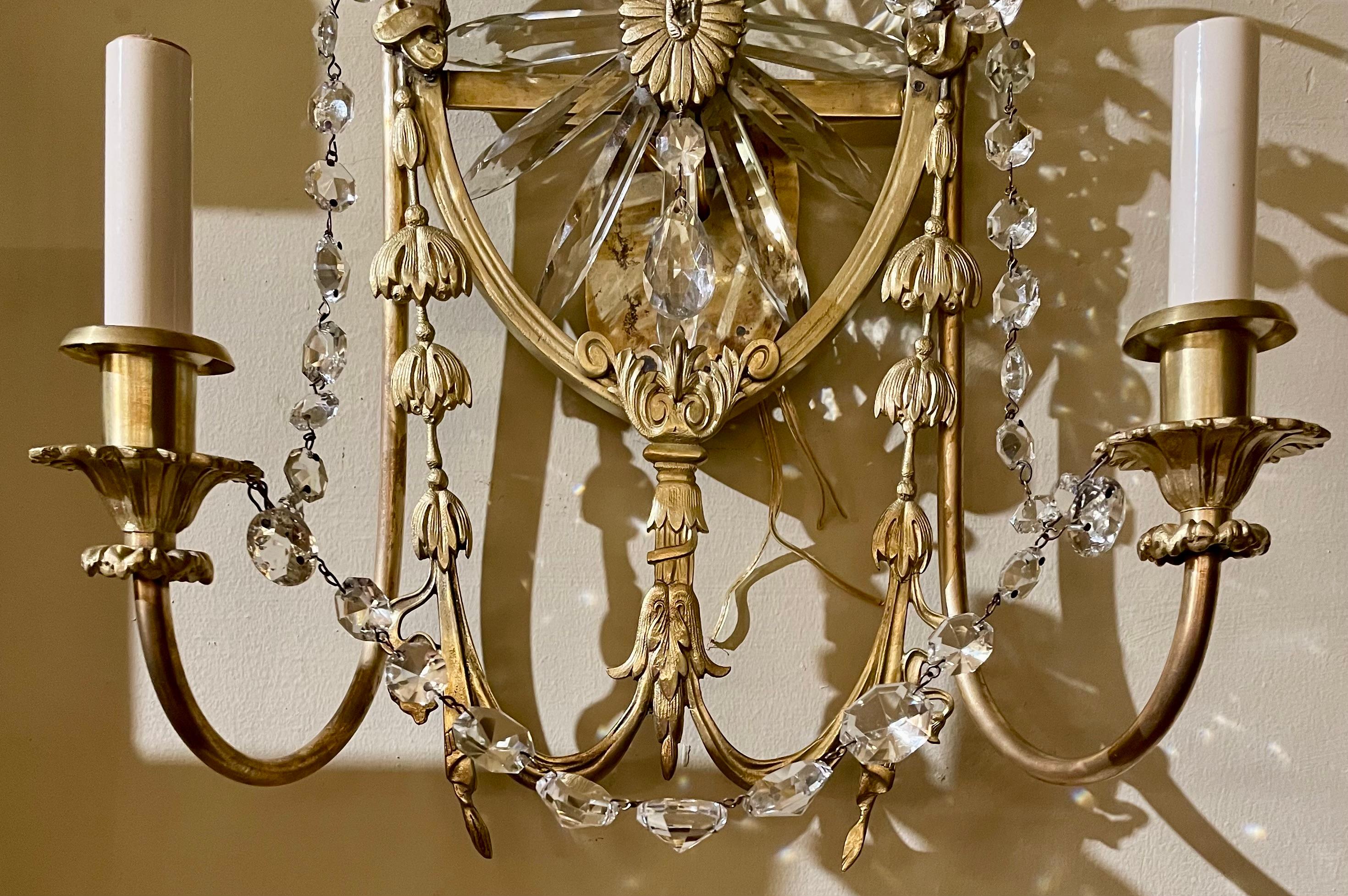 XIX secolo Coppia di antiche lampade da parete francesi Luigi XVI in bronzo dorato e cristallo, CIRCA 1890. in vendita