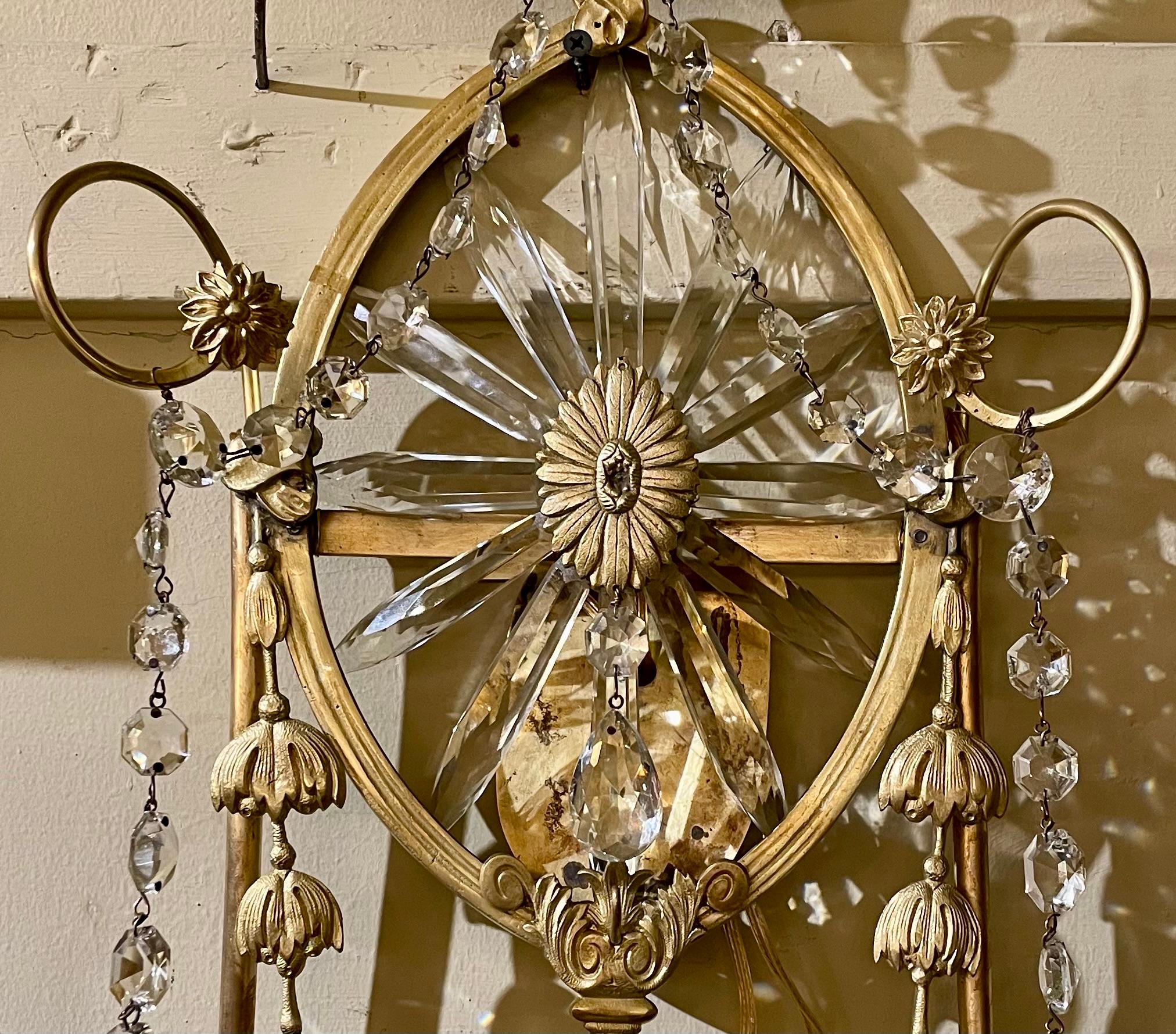 Bronzo Coppia di antiche lampade da parete francesi Luigi XVI in bronzo dorato e cristallo, CIRCA 1890. in vendita