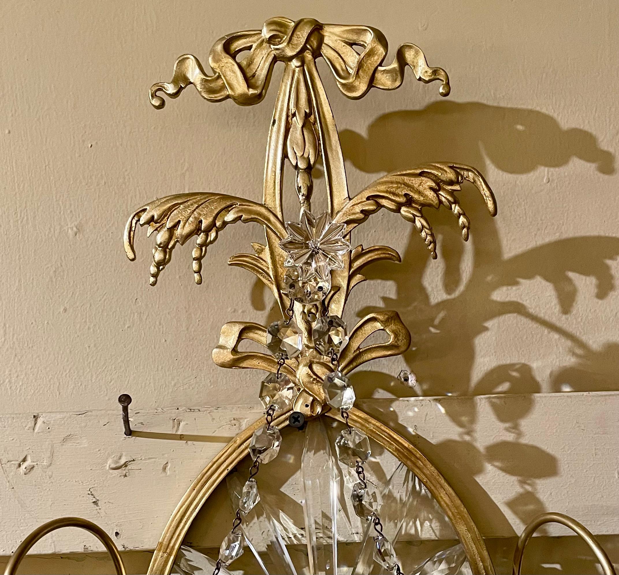 Coppia di antiche lampade da parete francesi Luigi XVI in bronzo dorato e cristallo, CIRCA 1890. in vendita 1