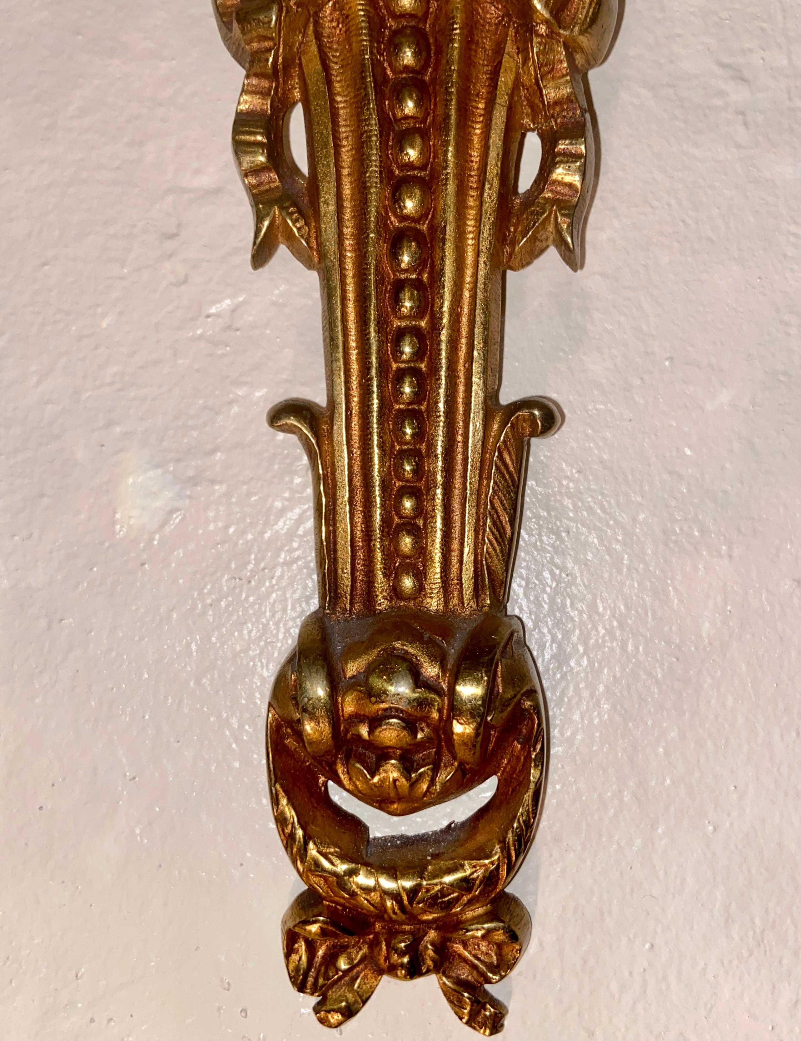 Paire d'appliques murales françaises anciennes Louis XVI en bronze doré et cristal, vers 1890 en vente 1