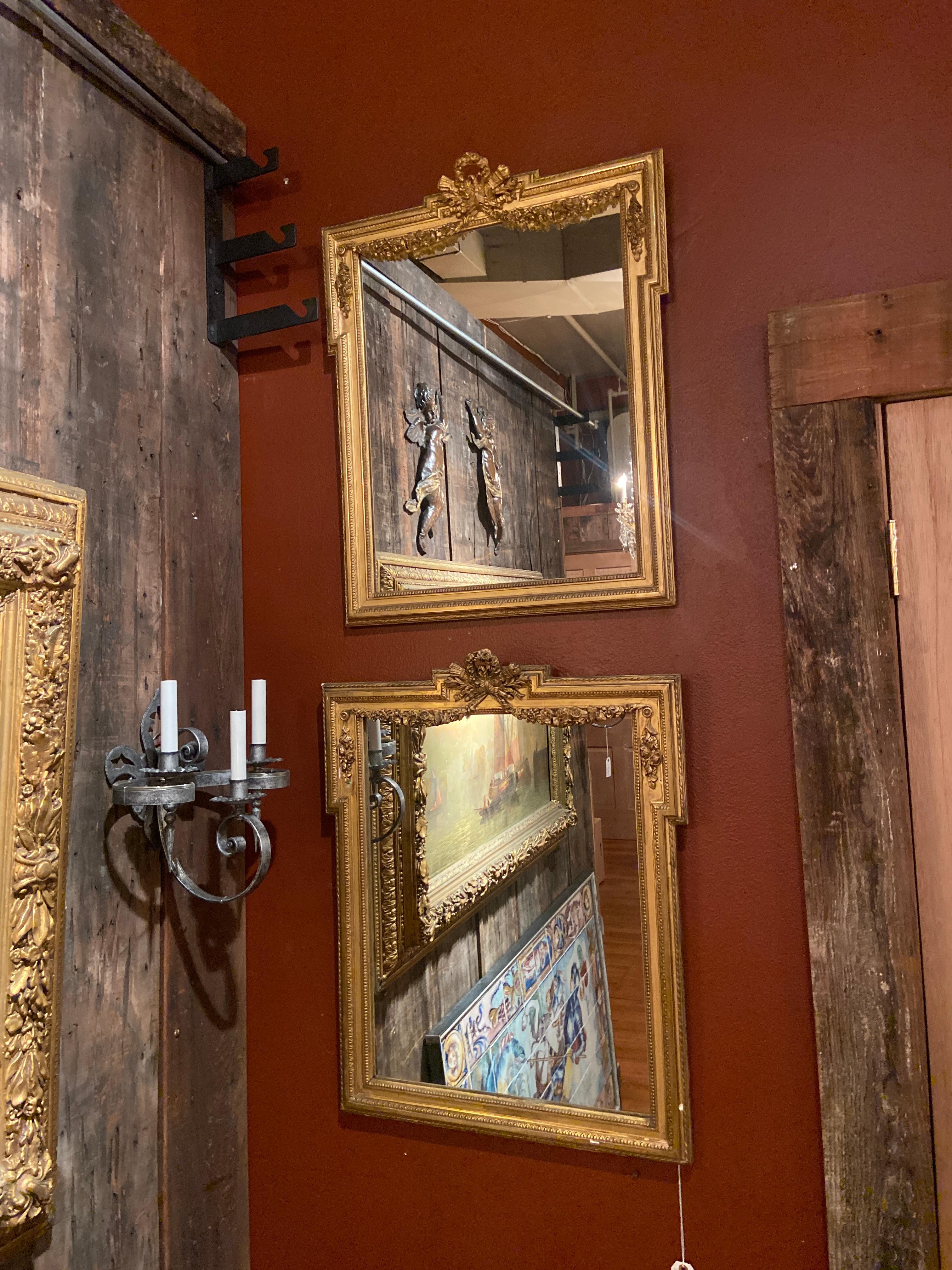 Paar antike französische Louis XVI Gold geschnitzte Wood Mirrors, ca. 1890's im Zustand „Gut“ im Angebot in New Orleans, LA