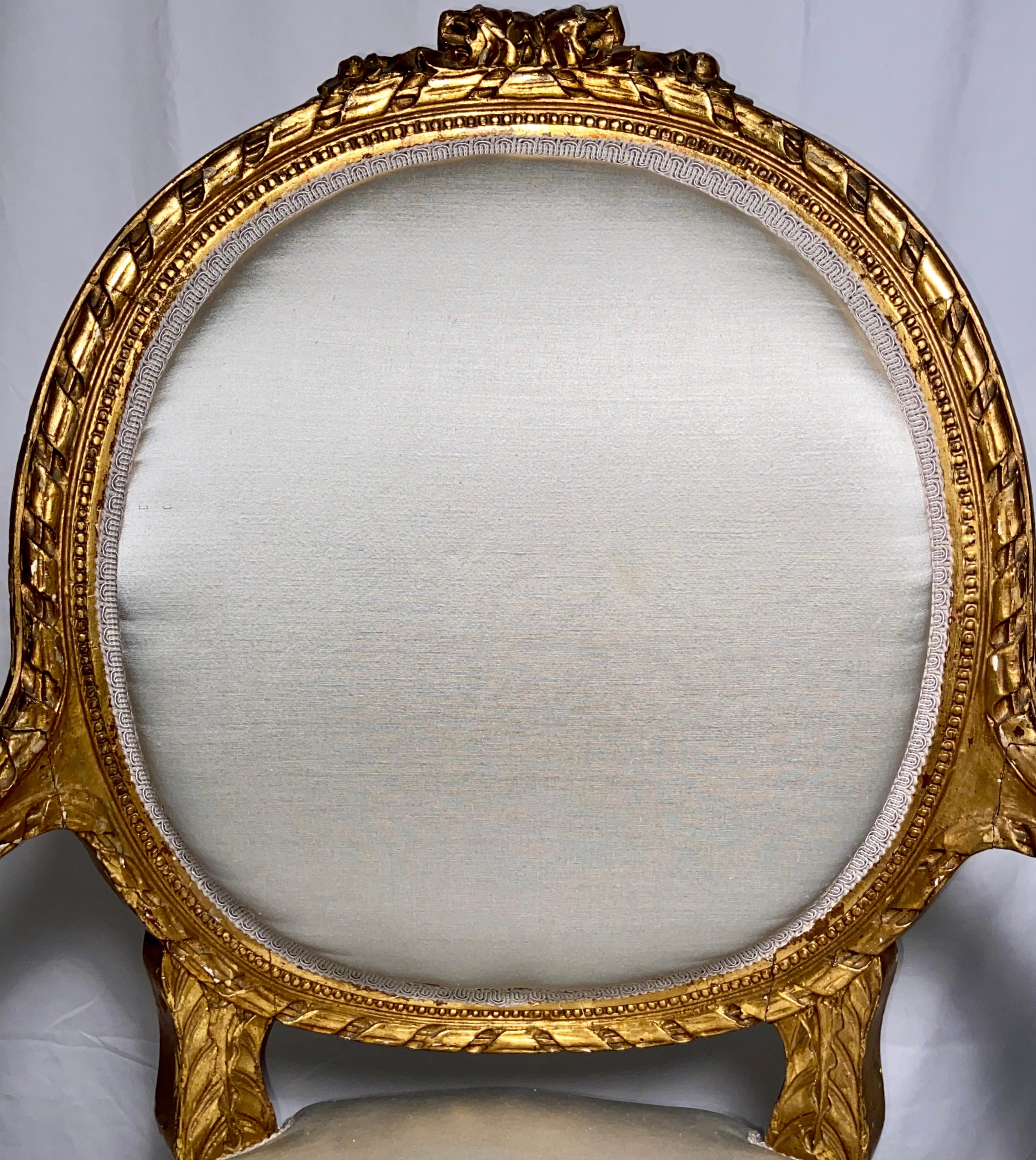 Français Paire d'anciens fauteuils Louis XVI à feuilles d'or, vers 1890 en vente