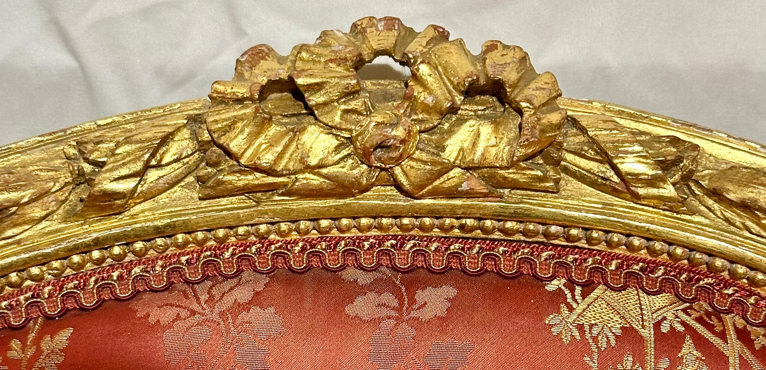 Feuille d'or Paire d'anciennes bergères françaises Louis XVI à feuilles d'or, vers 1880. en vente