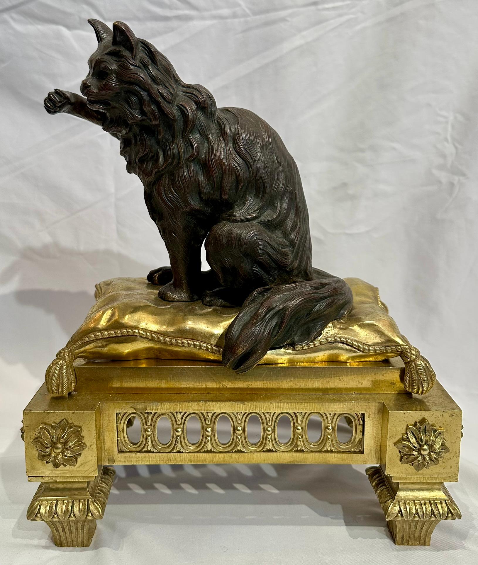 Paar antike französische Louis XVI-Feuerböcke mit Tieren aus Gold und patinierter Bronze, um 1870 (Französisch) im Angebot