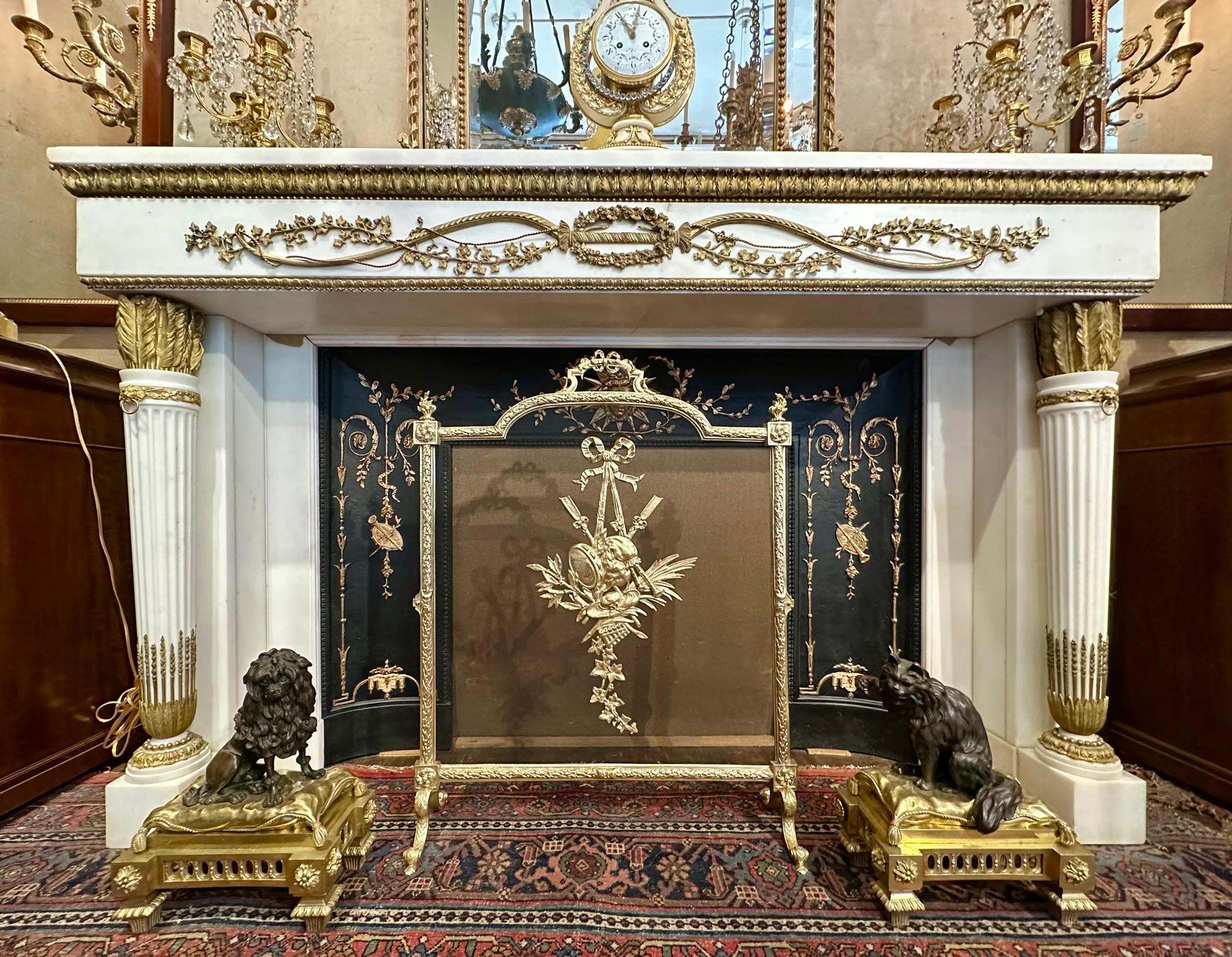 Paar antike französische Louis XVI-Feuerböcke mit Tieren aus Gold und patinierter Bronze, um 1870 (19. Jahrhundert) im Angebot
