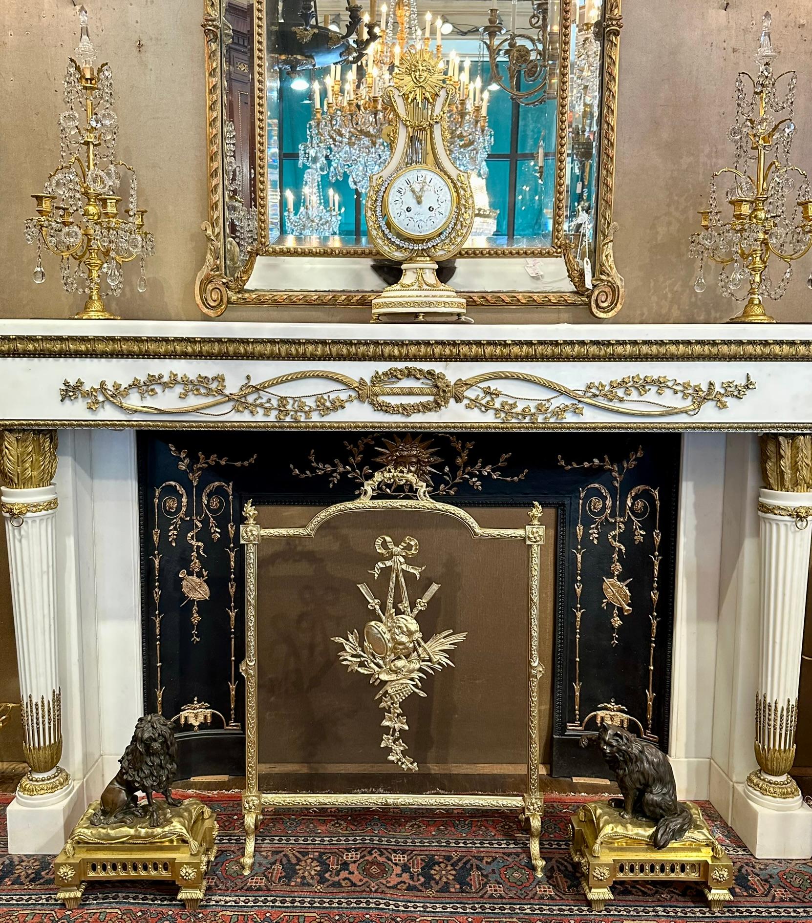 Paar antike französische Louis XVI-Feuerböcke mit Tieren aus Gold und patinierter Bronze, um 1870 im Angebot 1