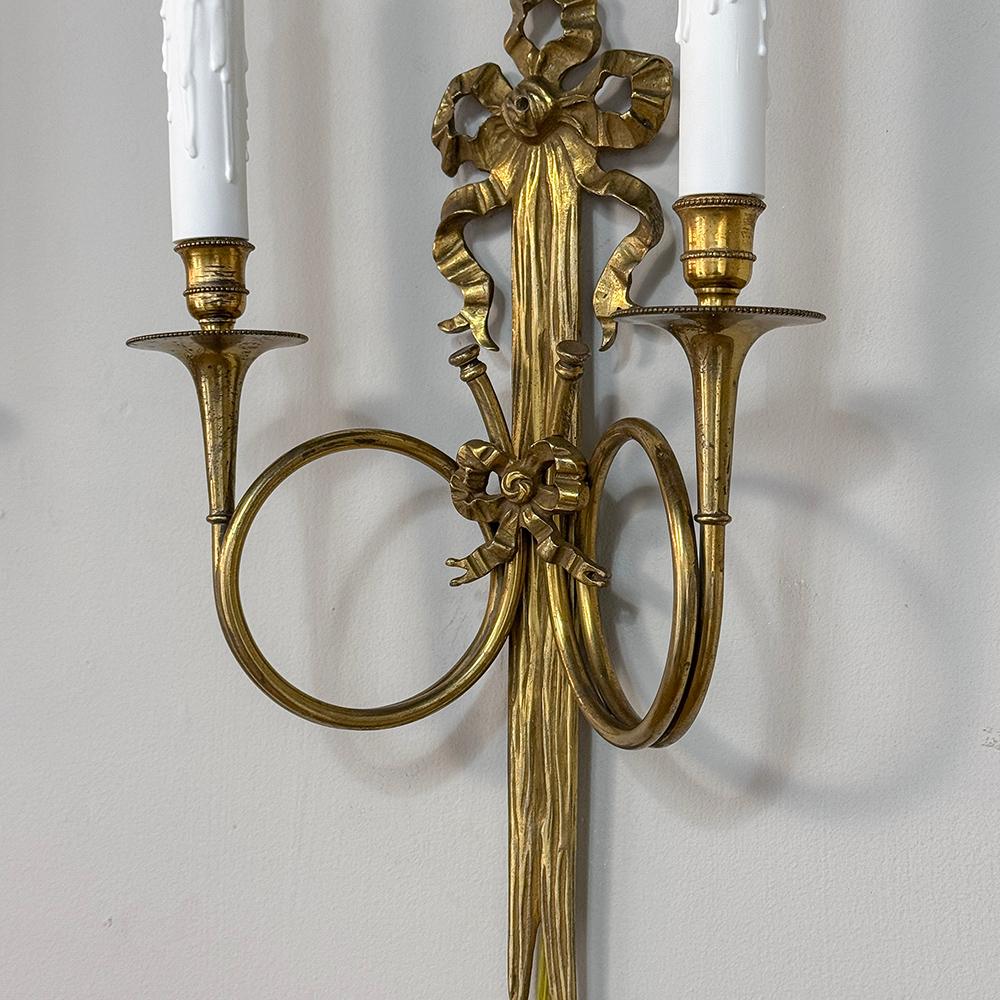 Coppia di antiche lampade da parete neoclassiche francesi Luigi XVI in ottone fuso in vendita 6