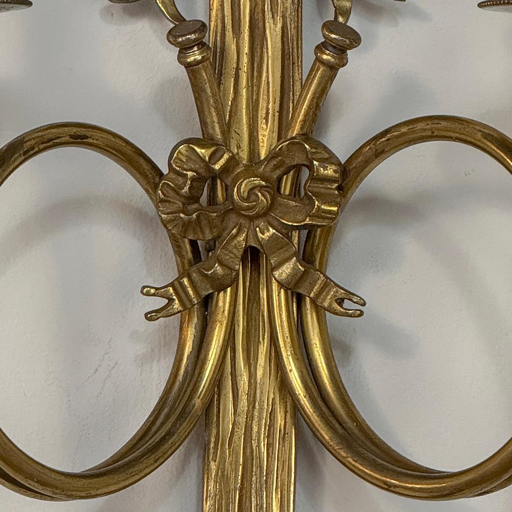 Coppia di antiche lampade da parete neoclassiche francesi Luigi XVI in ottone fuso in vendita 8