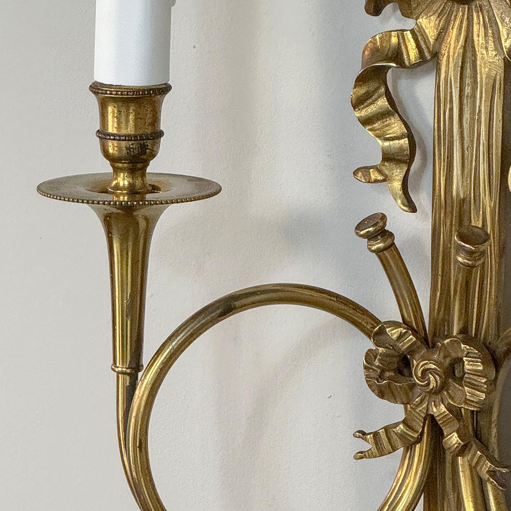 Coppia di antiche lampade da parete neoclassiche francesi Luigi XVI in ottone fuso in vendita 11