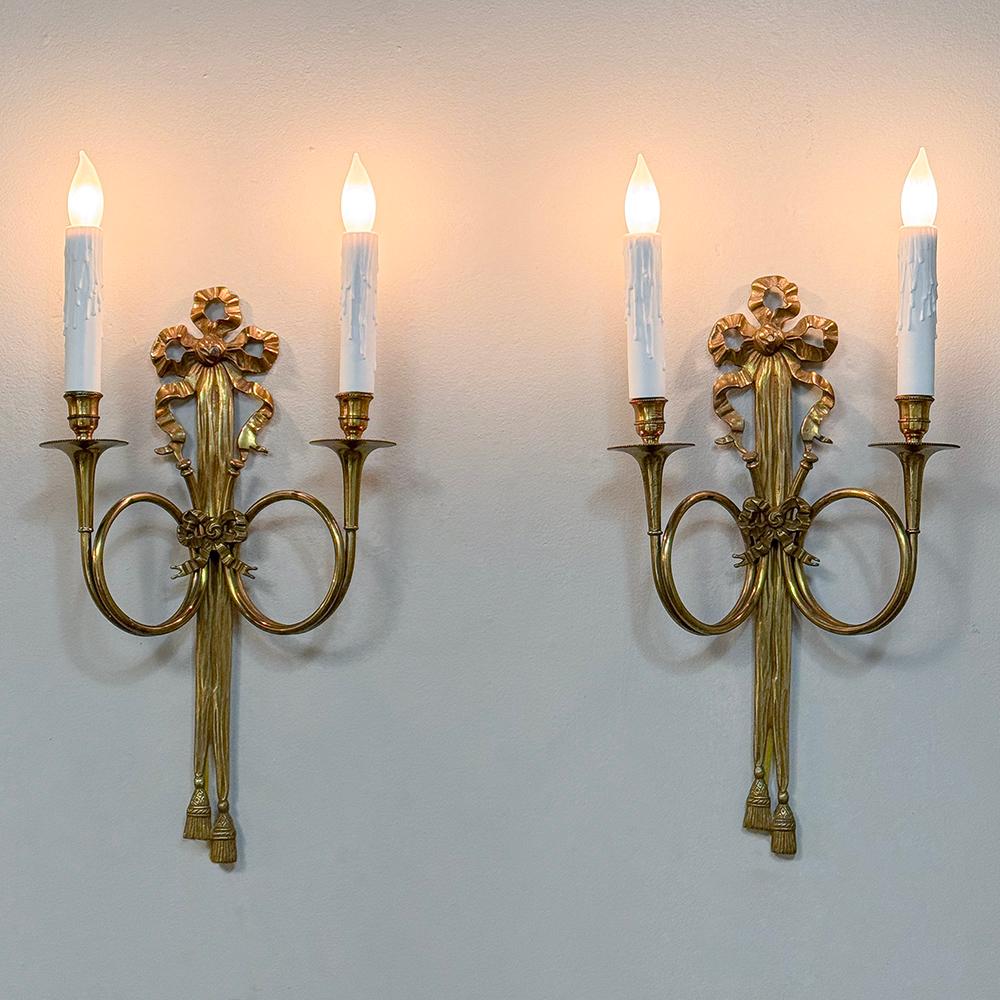 La coppia Antique French Louis XVI Neoclassical Cast Brass Wall Sconces è la scelta ideale per creare un effetto visivo speciale!  Ognuno di essi è progettato con un paio di corni da caccia francesi che formano i supporti per le bobeches che reggono