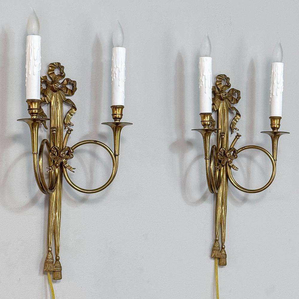 Fatto a mano Coppia di antiche lampade da parete neoclassiche francesi Luigi XVI in ottone fuso in vendita