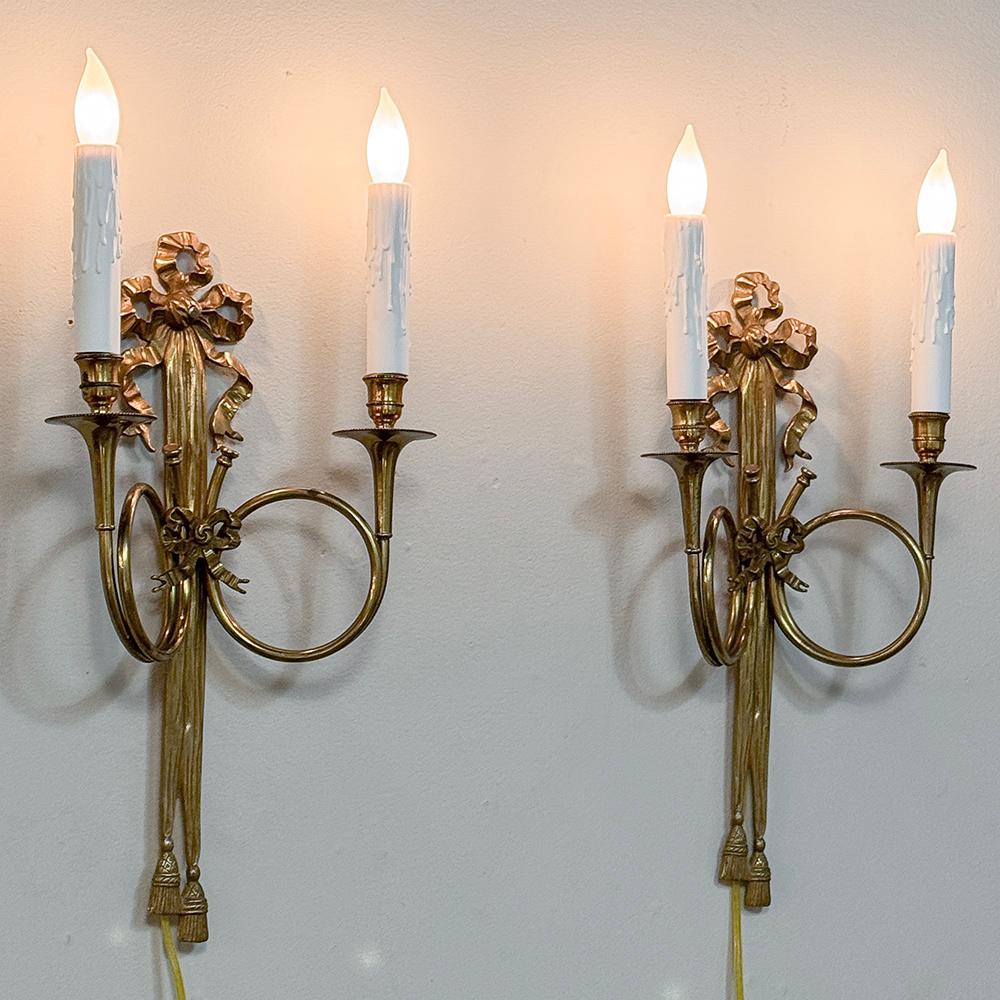 XX secolo Coppia di antiche lampade da parete neoclassiche francesi Luigi XVI in ottone fuso in vendita