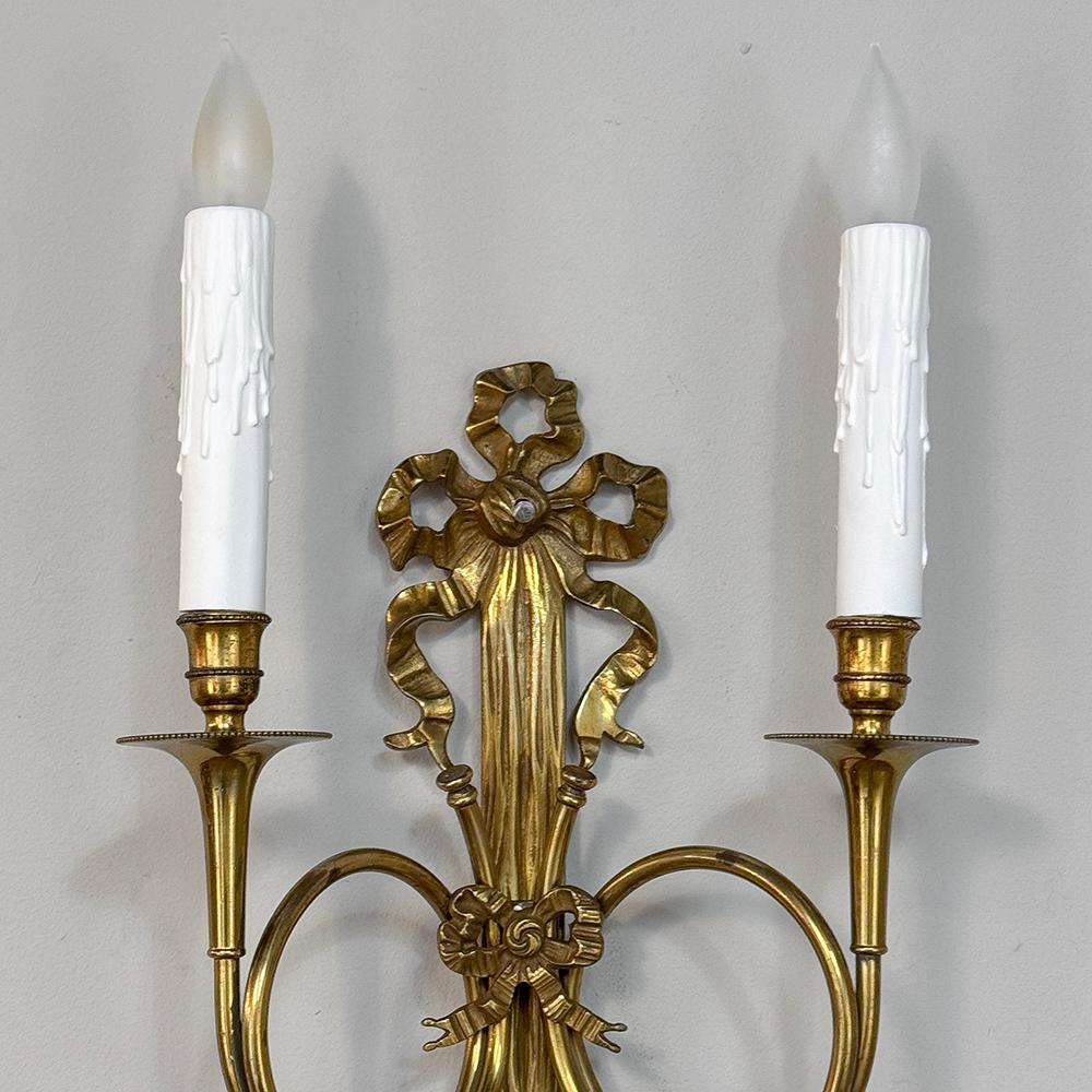 Coppia di antiche lampade da parete neoclassiche francesi Luigi XVI in ottone fuso in vendita 1