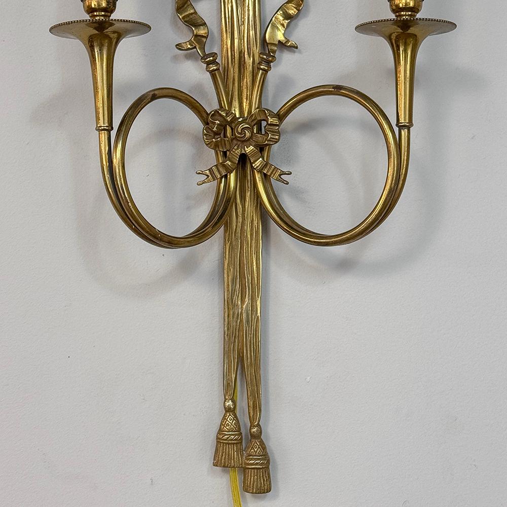 Coppia di antiche lampade da parete neoclassiche francesi Luigi XVI in ottone fuso in vendita 2