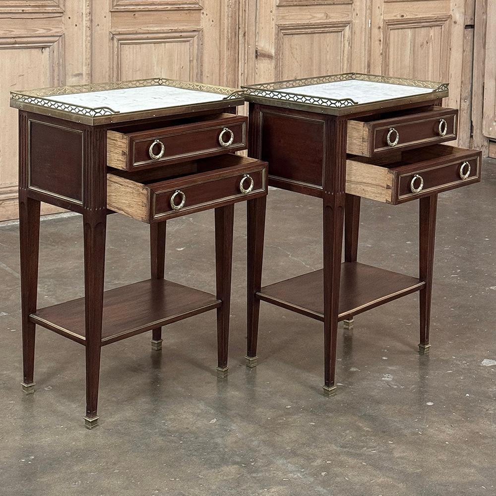 Paire d'anciennes tables d'appoint néoclassiques Louis XVI françaises avec marbre de Carrare en vente 8