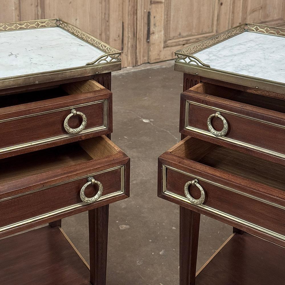Paire d'anciennes tables d'appoint néoclassiques Louis XVI françaises avec marbre de Carrare en vente 9