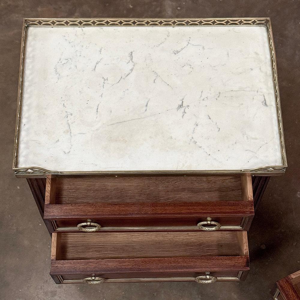 Paire d'anciennes tables d'appoint néoclassiques Louis XVI françaises avec marbre de Carrare en vente 10