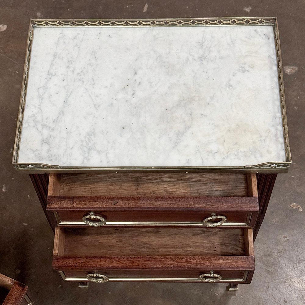 Paire d'anciennes tables d'appoint néoclassiques Louis XVI françaises avec marbre de Carrare en vente 11