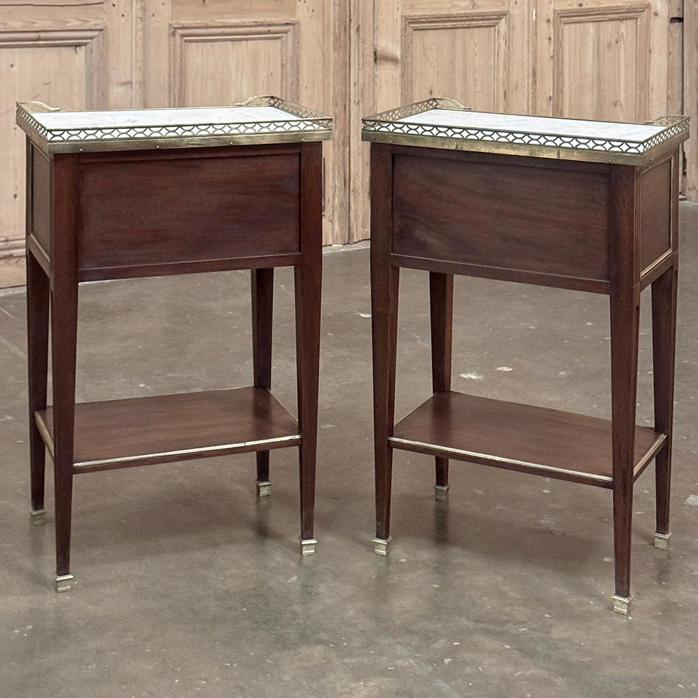 Paire d'anciennes tables d'appoint néoclassiques Louis XVI françaises avec marbre de Carrare en vente 12