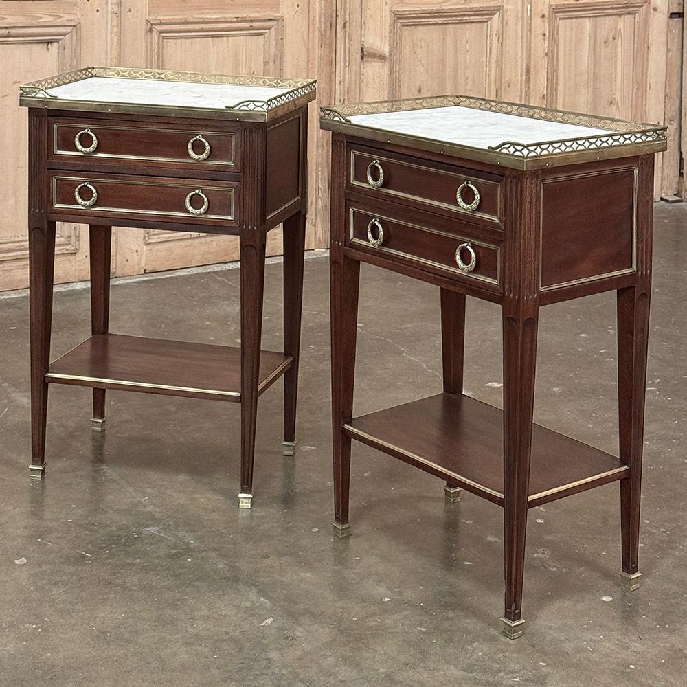 Paire de tables d'appoint néoclassiques Louis XVI françaises anciennes avec marbre de Carrare sont des compagnons idéaux pour n'importe quel environnement.  Fabriqué à la main à partir d'acajou exotique importé, chacun d'eux met en valeur la beauté