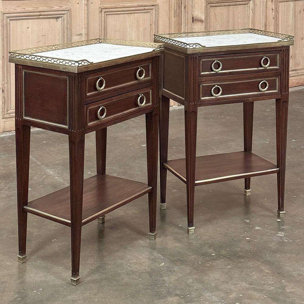 Français Paire d'anciennes tables d'appoint néoclassiques Louis XVI françaises avec marbre de Carrare en vente