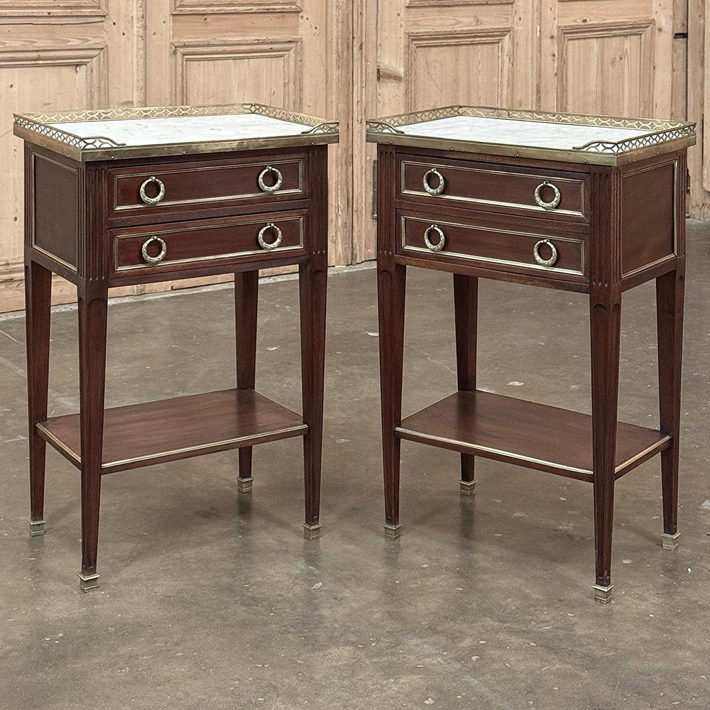 Fait main Paire d'anciennes tables d'appoint néoclassiques Louis XVI françaises avec marbre de Carrare en vente