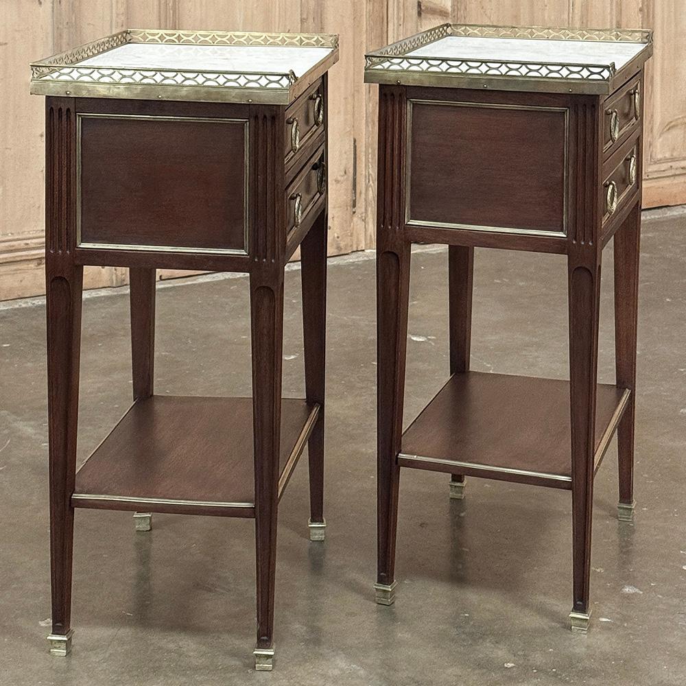 Paire d'anciennes tables d'appoint néoclassiques Louis XVI françaises avec marbre de Carrare Bon état - En vente à Dallas, TX